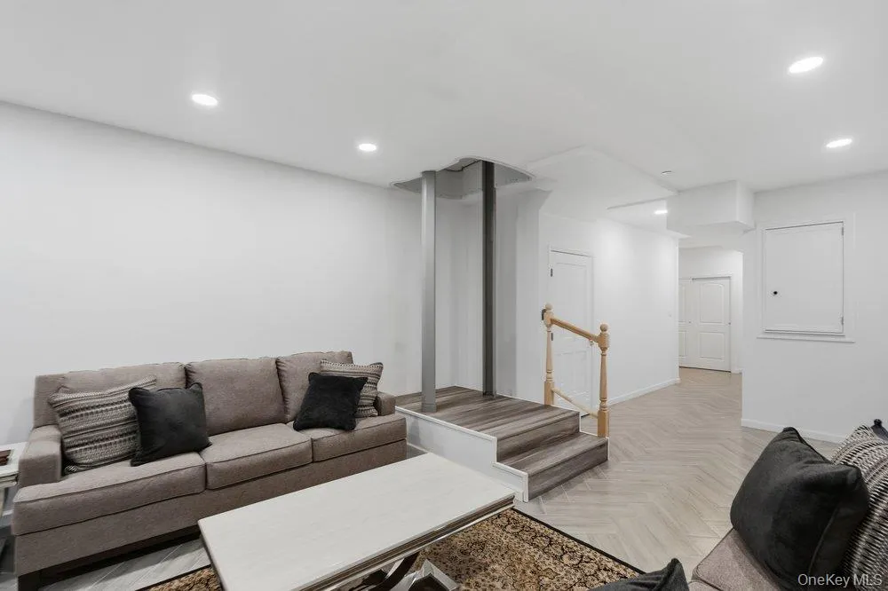 46102 Silver Birch Lane, Oyster Bay, NY, 3 Bedrooms Bedrooms, 7 Rooms Rooms,2 BathroomsBathrooms,Residential,For Rent,Silver Birch,0,1024287 46102 Silver Birch Lane, Oyster Bay, NY, 3 Bedrooms Bedrooms, 7 Rooms Rooms,2 BathroomsBathrooms,Residential,For Rent,Silver Birch,0,1024287
