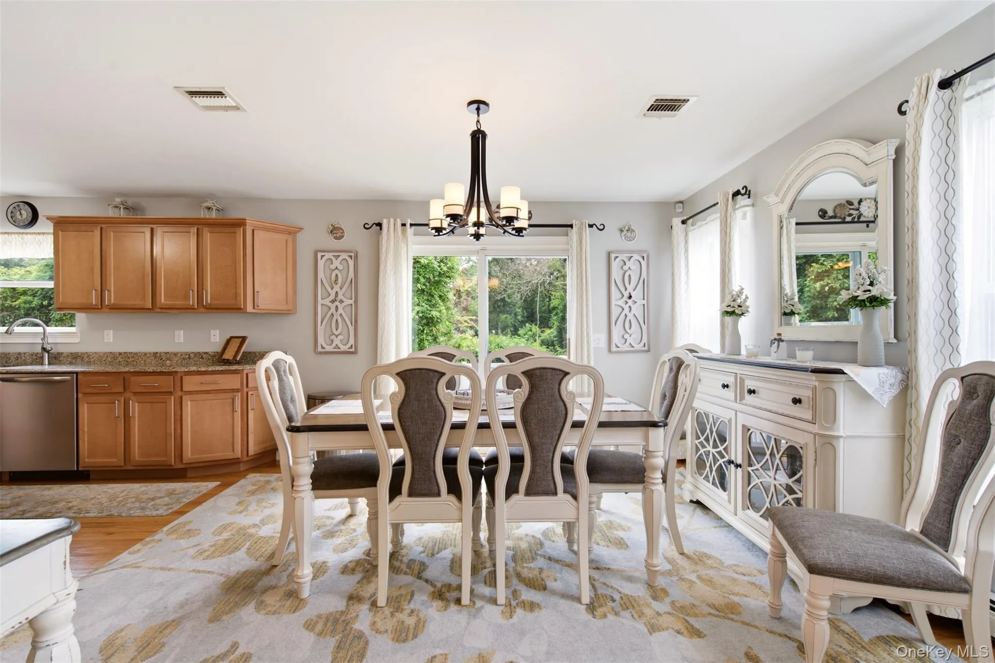 Spacious dining room perfect for holiday meals and entertaining Spacious dining room perfect for holiday meals and entertaining