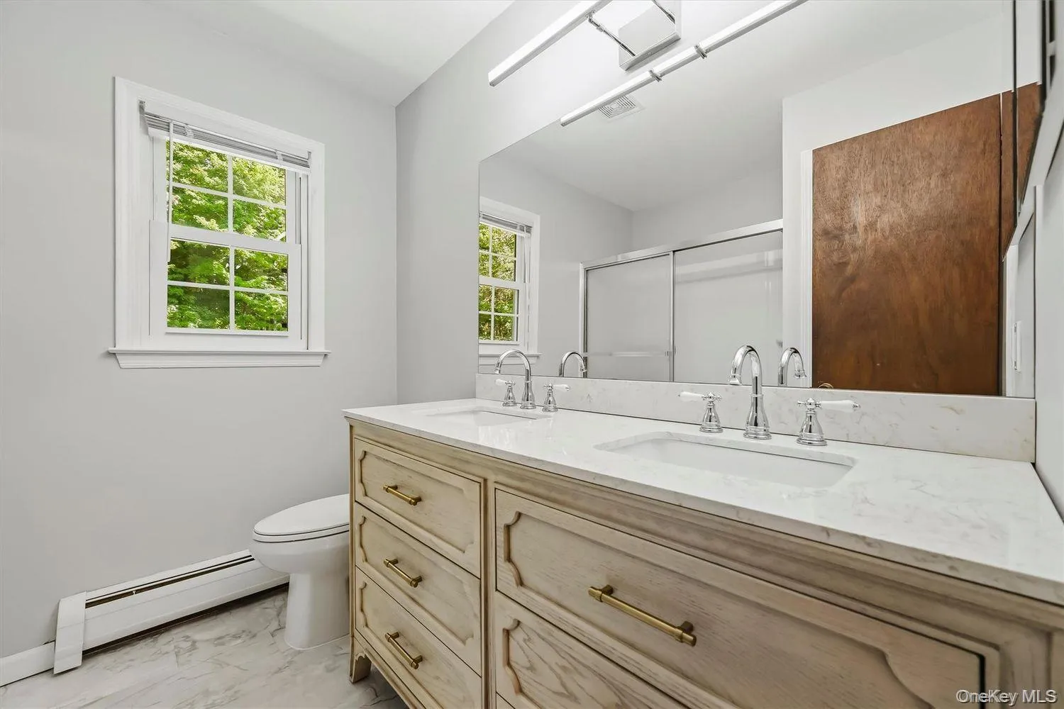 Main Bathroom Main Bathroom