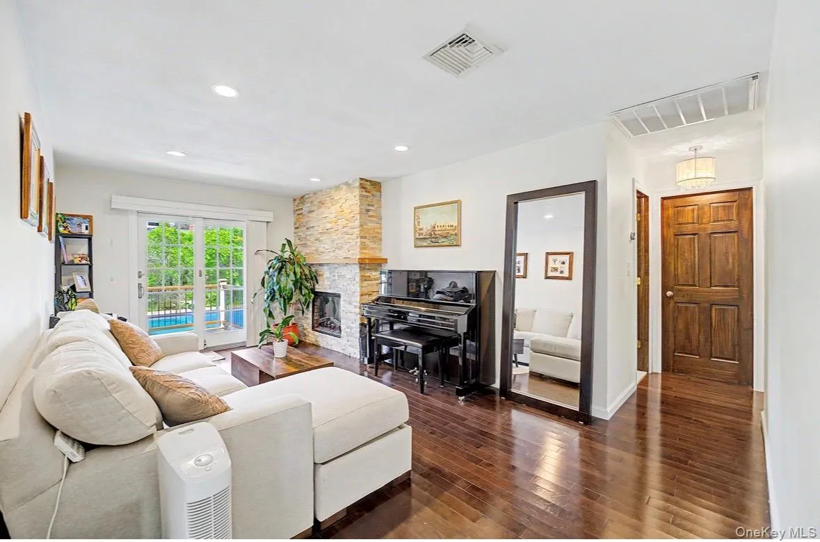 9 Cortland Avenue, Oyster Bay, NY, 4 Bedrooms Bedrooms, 9 Rooms Rooms,3 BathroomsBathrooms,Residential,For Rent,Cortland,0,1024311 9 Cortland Avenue, Oyster Bay, NY, 4 Bedrooms Bedrooms, 9 Rooms Rooms,3 BathroomsBathrooms,Residential,For Rent,Cortland,0,1024311