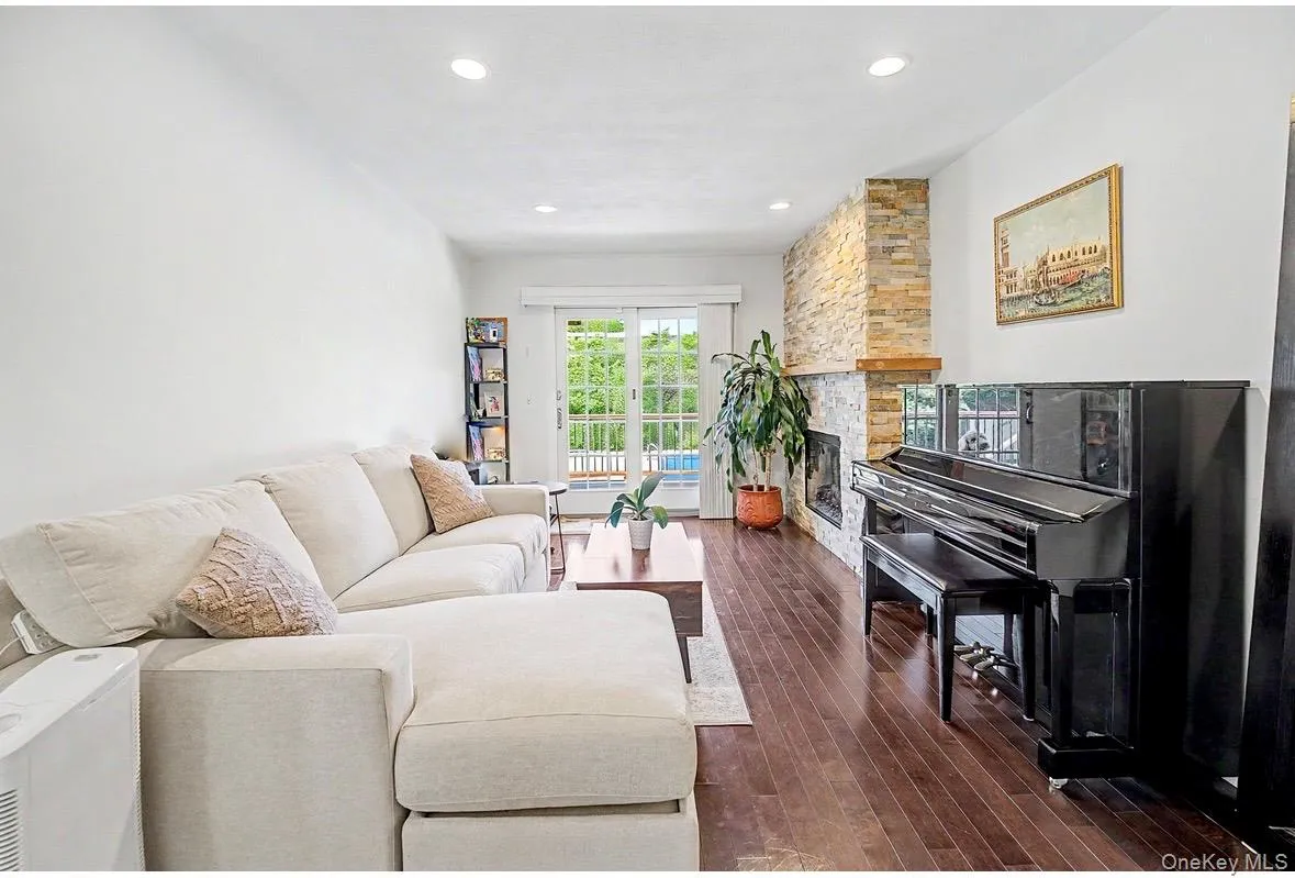 9 Cortland Avenue, Oyster Bay, NY, 4 Bedrooms Bedrooms, 9 Rooms Rooms,3 BathroomsBathrooms,Residential,For Rent,Cortland,0,1024311 9 Cortland Avenue, Oyster Bay, NY, 4 Bedrooms Bedrooms, 9 Rooms Rooms,3 BathroomsBathrooms,Residential,For Rent,Cortland,0,1024311