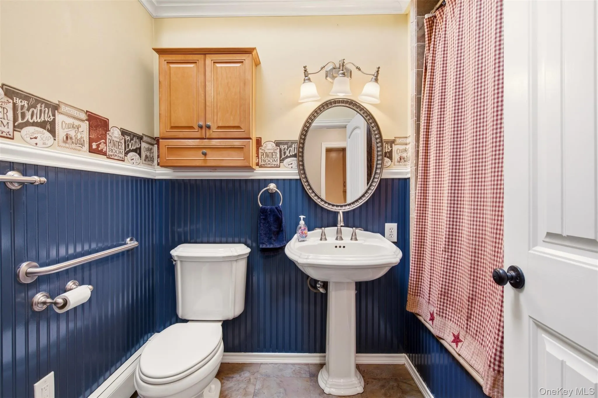 1st Floor Full Bath w/Tub 1st Floor Full Bath w/Tub
