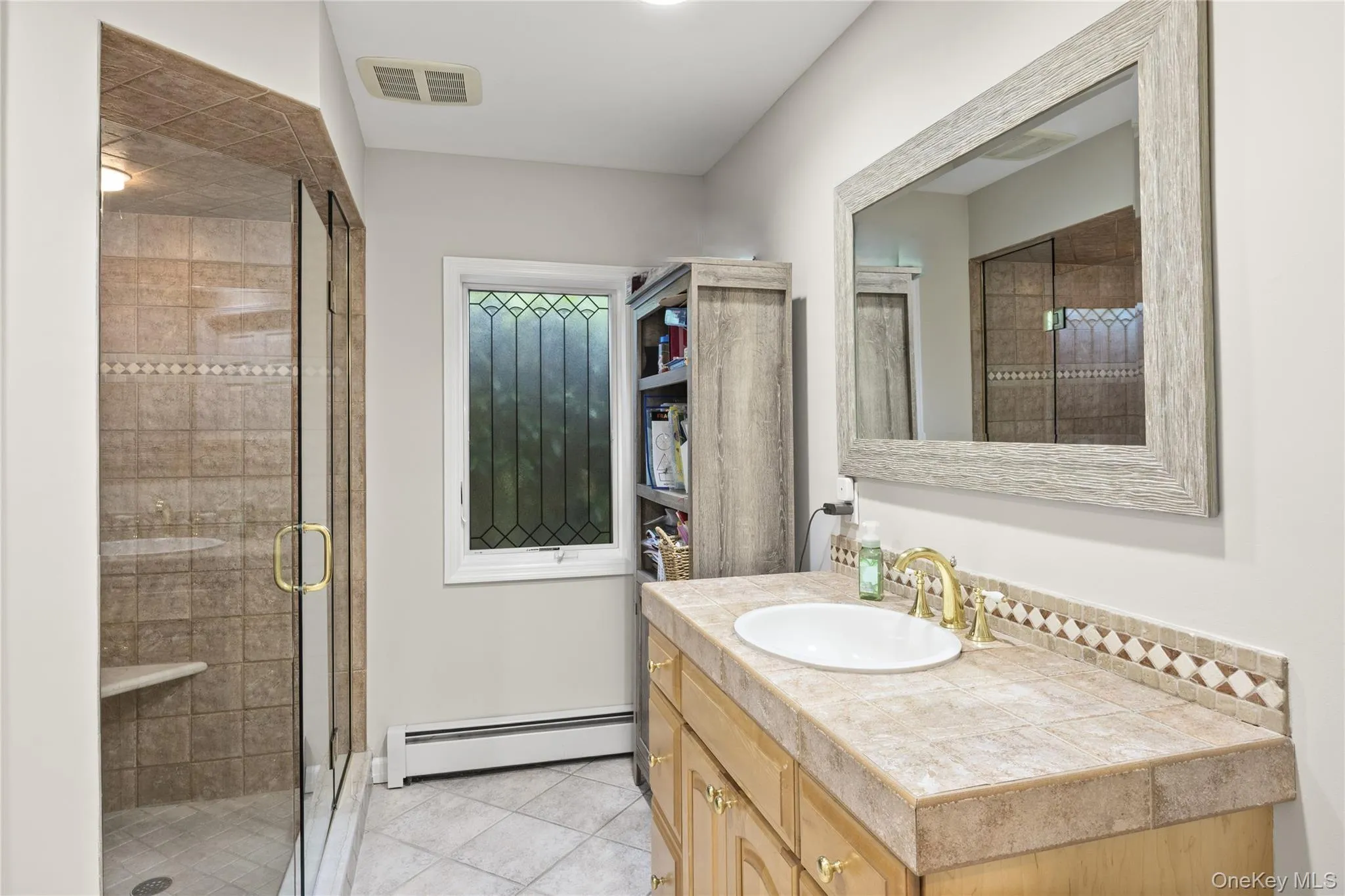 Full Bath - Possible EnSuite For Bedroom/Office Full Bath - Possible EnSuite For Bedroom/Office