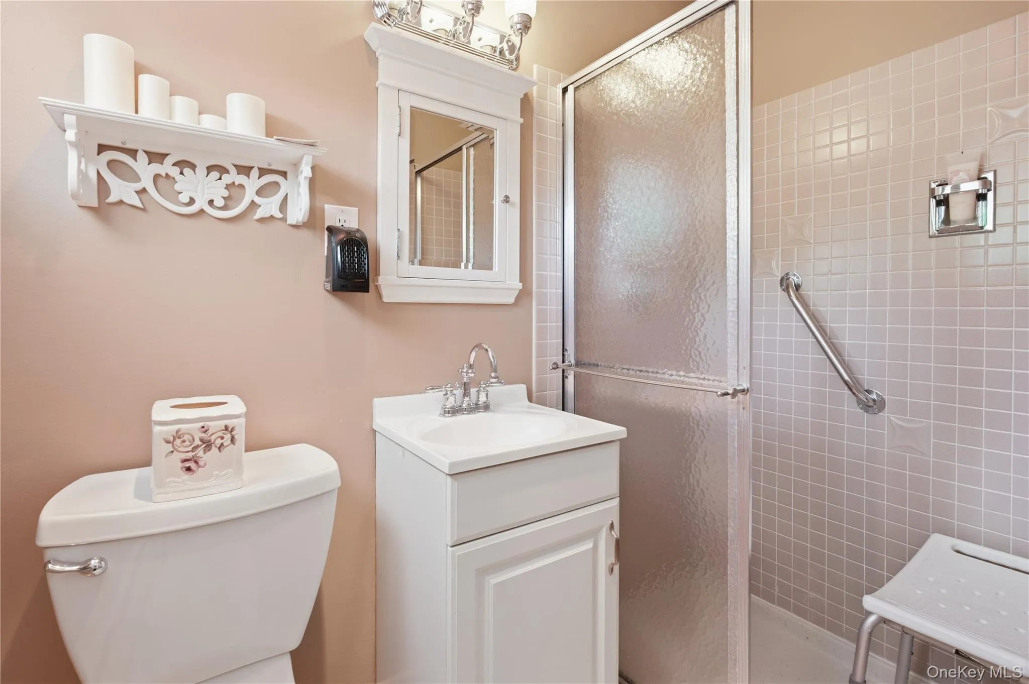 Full bathroom. En suite in primary bedroom Full bathroom. En suite in primary bedroom