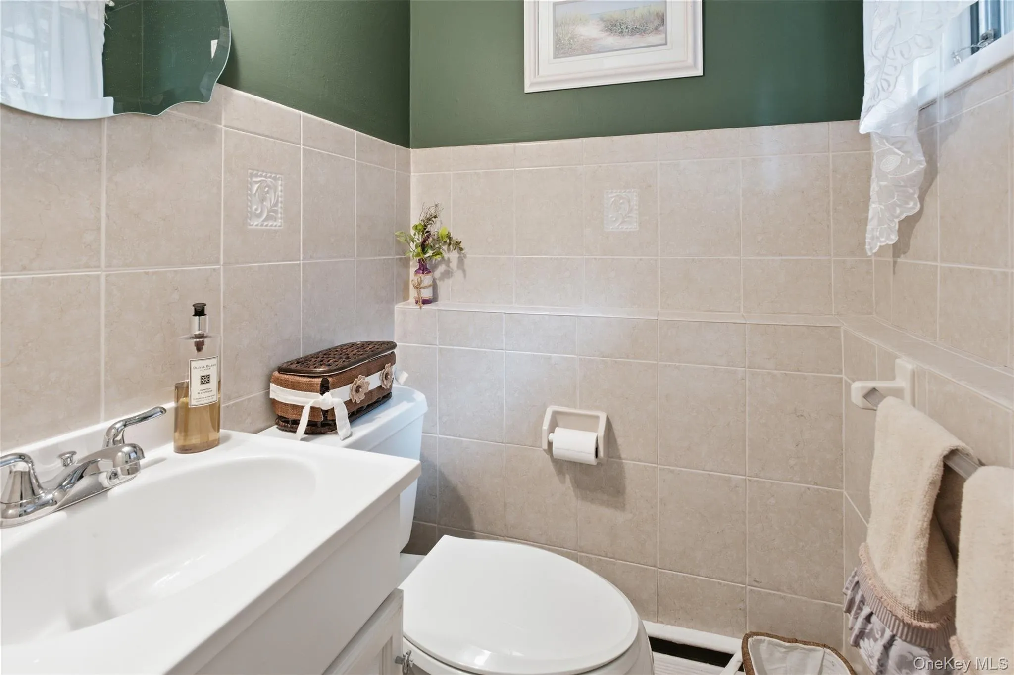 1/2 Bathroom main floor 1/2 Bathroom main floor
