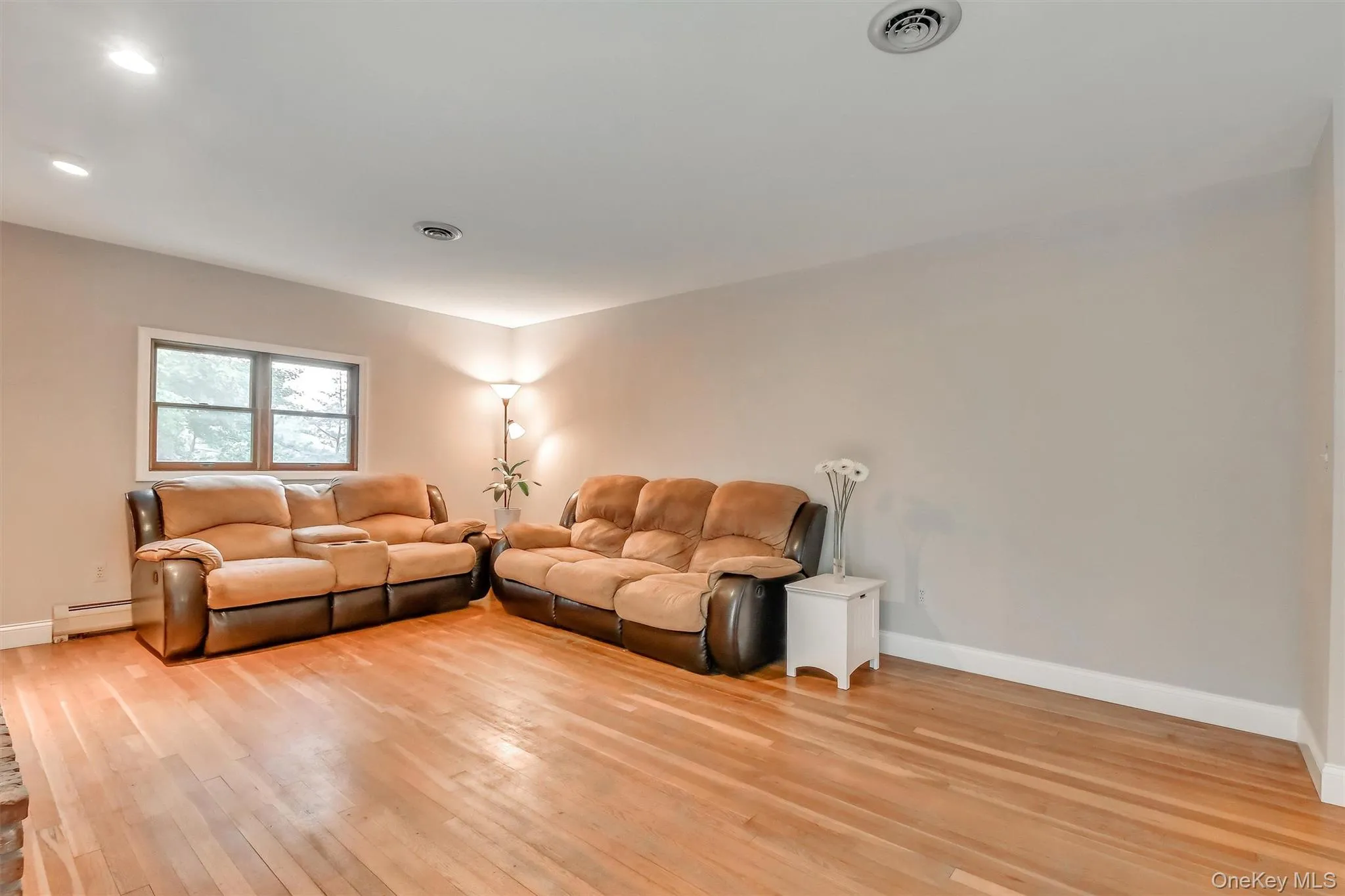 17 Esquire Road, Clarkstown, NY, 4 Bedrooms Bedrooms, 8 Rooms Rooms,2 BathroomsBathrooms,Residential Lease,For Rent,Esquire,0,1024412 17 Esquire Road, Clarkstown, NY, 4 Bedrooms Bedrooms, 8 Rooms Rooms,2 BathroomsBathrooms,Residential Lease,For Rent,Esquire,0,1024412