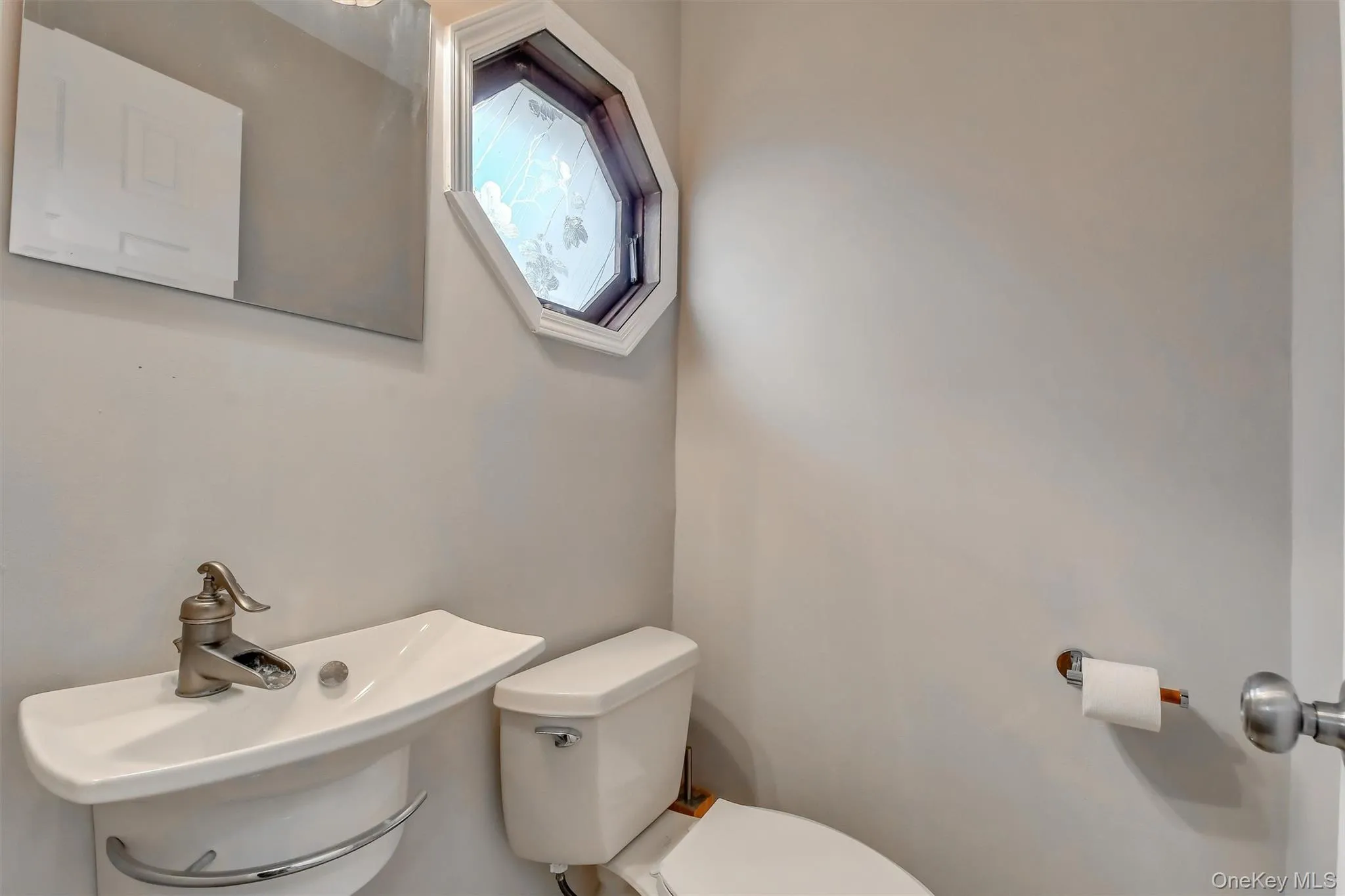 17 Esquire Road, Clarkstown, NY, 4 Bedrooms Bedrooms, 8 Rooms Rooms,2 BathroomsBathrooms,Residential Lease,For Rent,Esquire,0,1024412 17 Esquire Road, Clarkstown, NY, 4 Bedrooms Bedrooms, 8 Rooms Rooms,2 BathroomsBathrooms,Residential Lease,For Rent,Esquire,0,1024412