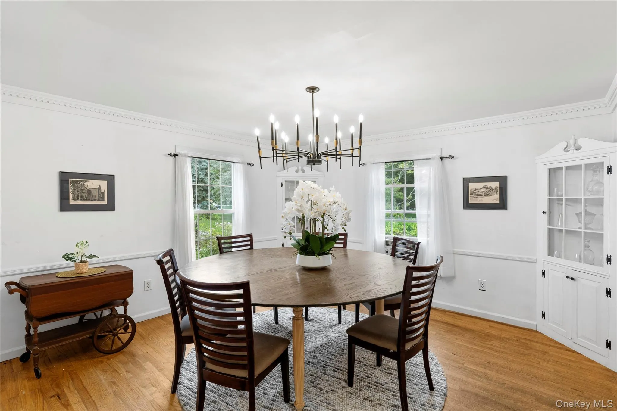 An elegant dining space ideal for both intimate dinners and larger gatherings. An elegant dining space ideal for both intimate dinners and larger gatherings.