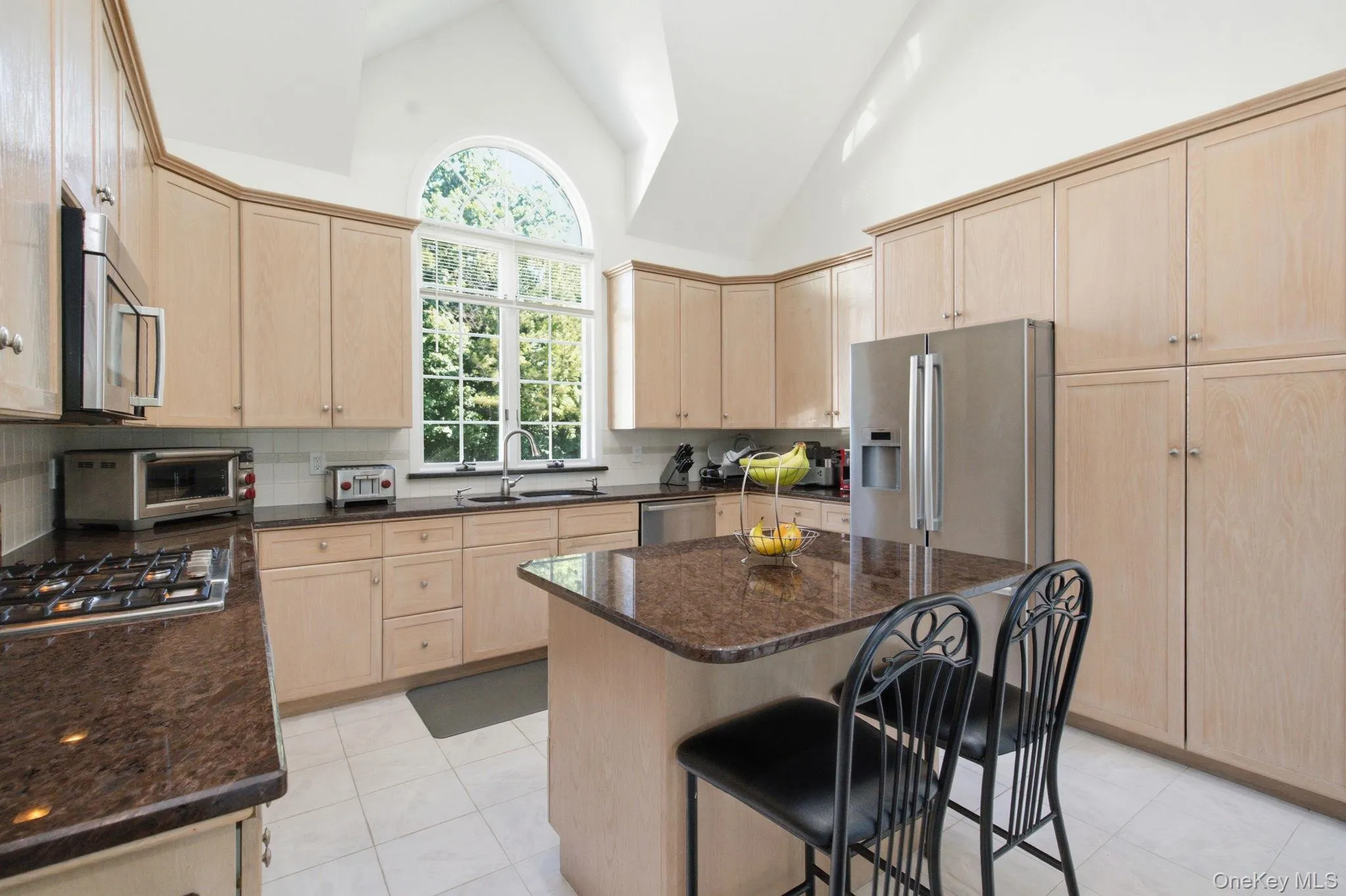 Eat-in-Kitchen Eat-in-Kitchen