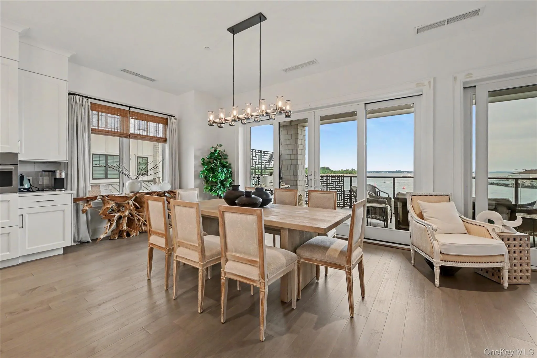 Dining area with double doors to terrace Dining area with double doors to terrace