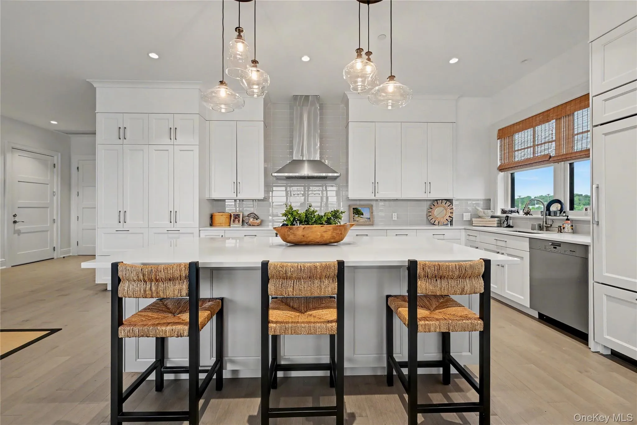 Large kitchen island Large kitchen island