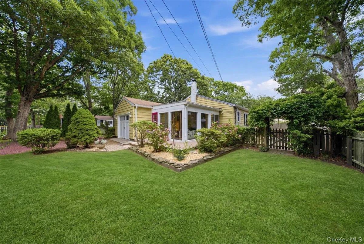 10 Graham Road, Southampton, NY, 3 Bedrooms Bedrooms, 7 Rooms Rooms,1 BathroomBathrooms,Residential,For Rent,Graham,0,1024482 10 Graham Road, Southampton, NY, 3 Bedrooms Bedrooms, 7 Rooms Rooms,1 BathroomBathrooms,Residential,For Rent,Graham,0,1024482