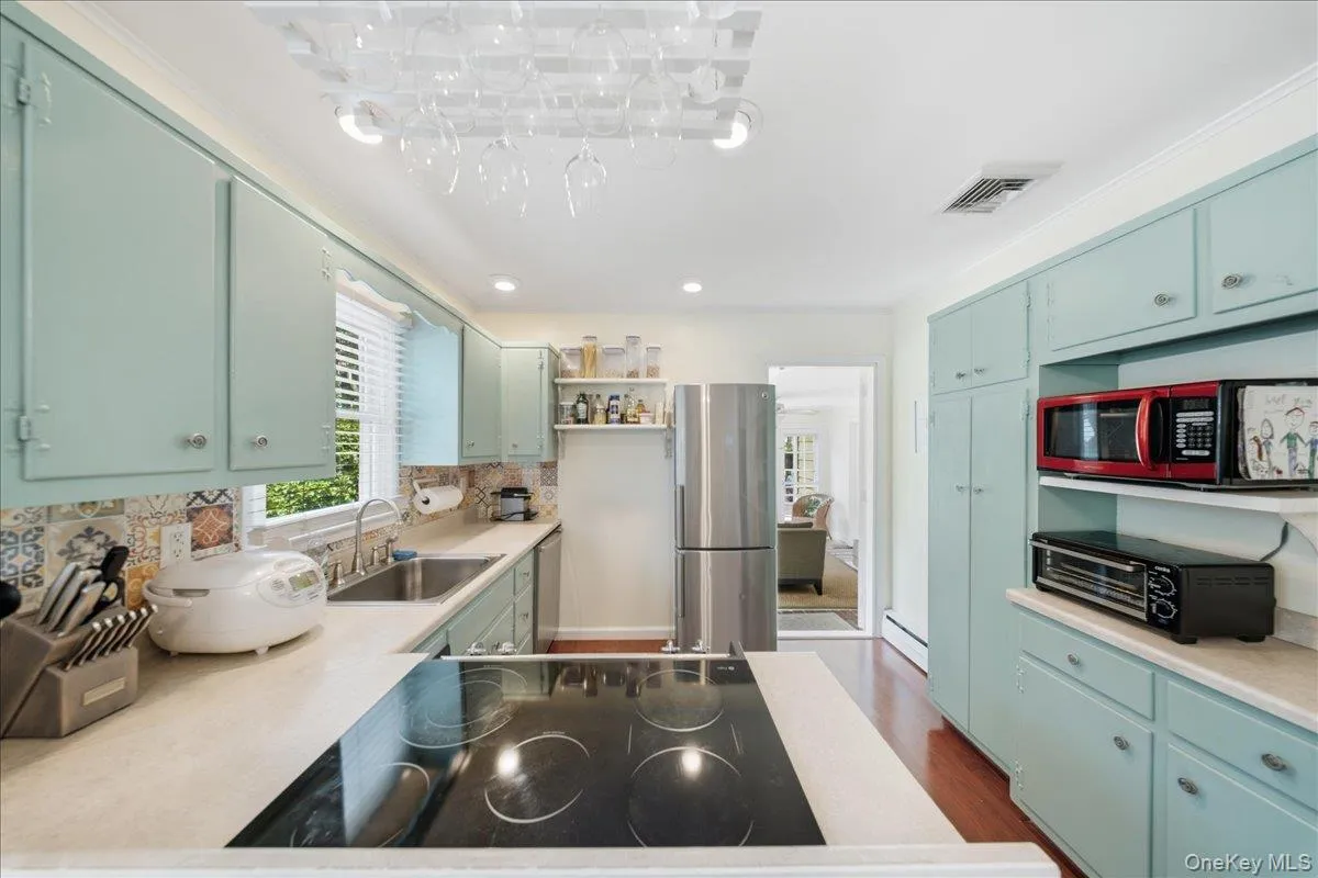 10 Graham Road, Southampton, NY, 3 Bedrooms Bedrooms, 7 Rooms Rooms,1 BathroomBathrooms,Residential,For Rent,Graham,0,1024482 10 Graham Road, Southampton, NY, 3 Bedrooms Bedrooms, 7 Rooms Rooms,1 BathroomBathrooms,Residential,For Rent,Graham,0,1024482