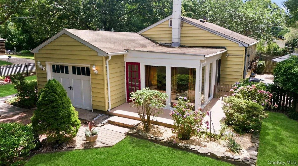 10 Graham Road, Southampton, NY, 3 Bedrooms Bedrooms, 7 Rooms Rooms,1 BathroomBathrooms,Residential,For Rent,Graham,0,1024482 10 Graham Road, Southampton, NY, 3 Bedrooms Bedrooms, 7 Rooms Rooms,1 BathroomBathrooms,Residential,For Rent,Graham,0,1024482