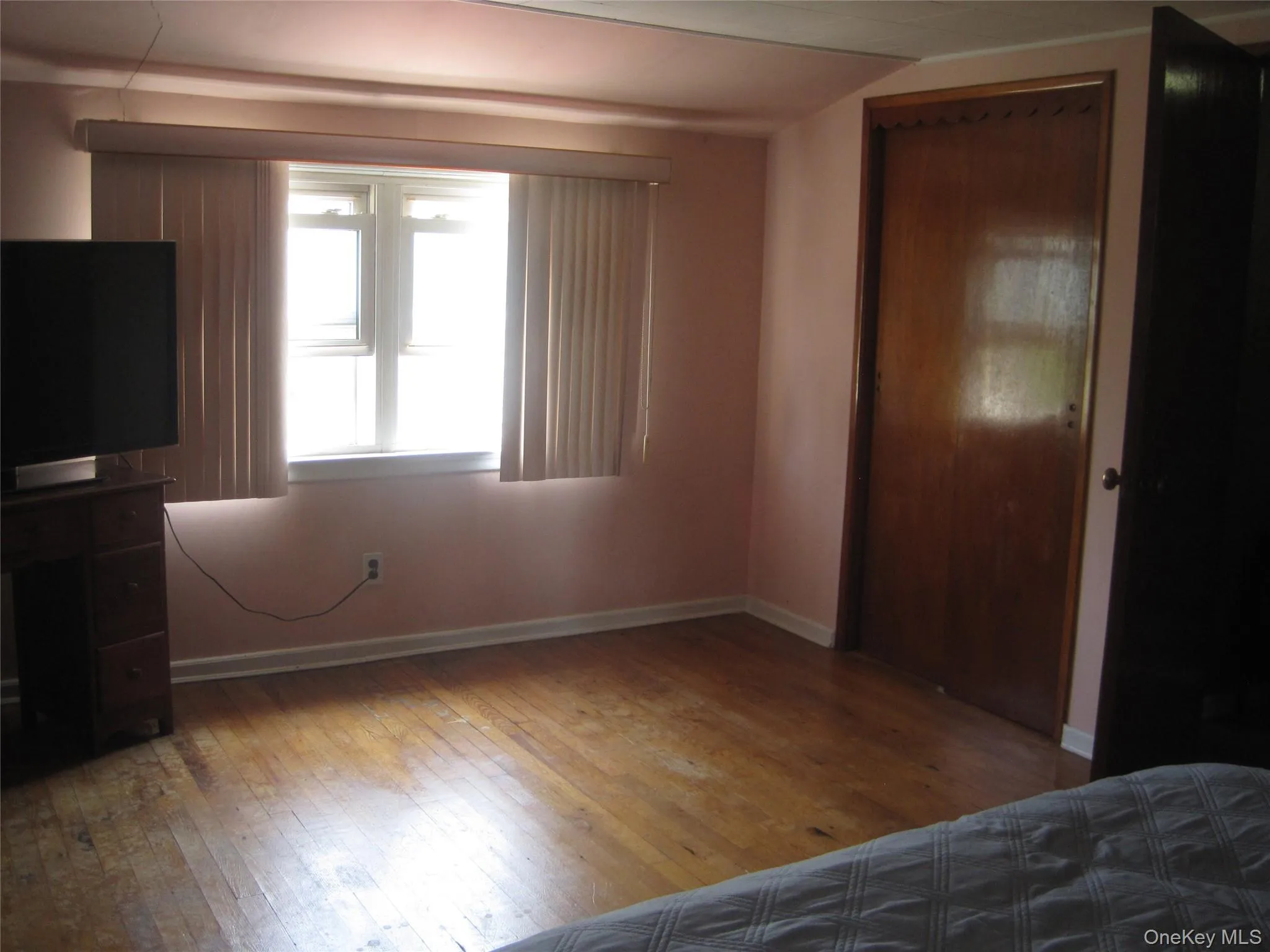 Spacious Living Room With Hard Wood Floors Spacious Living Room With Hard Wood Floors