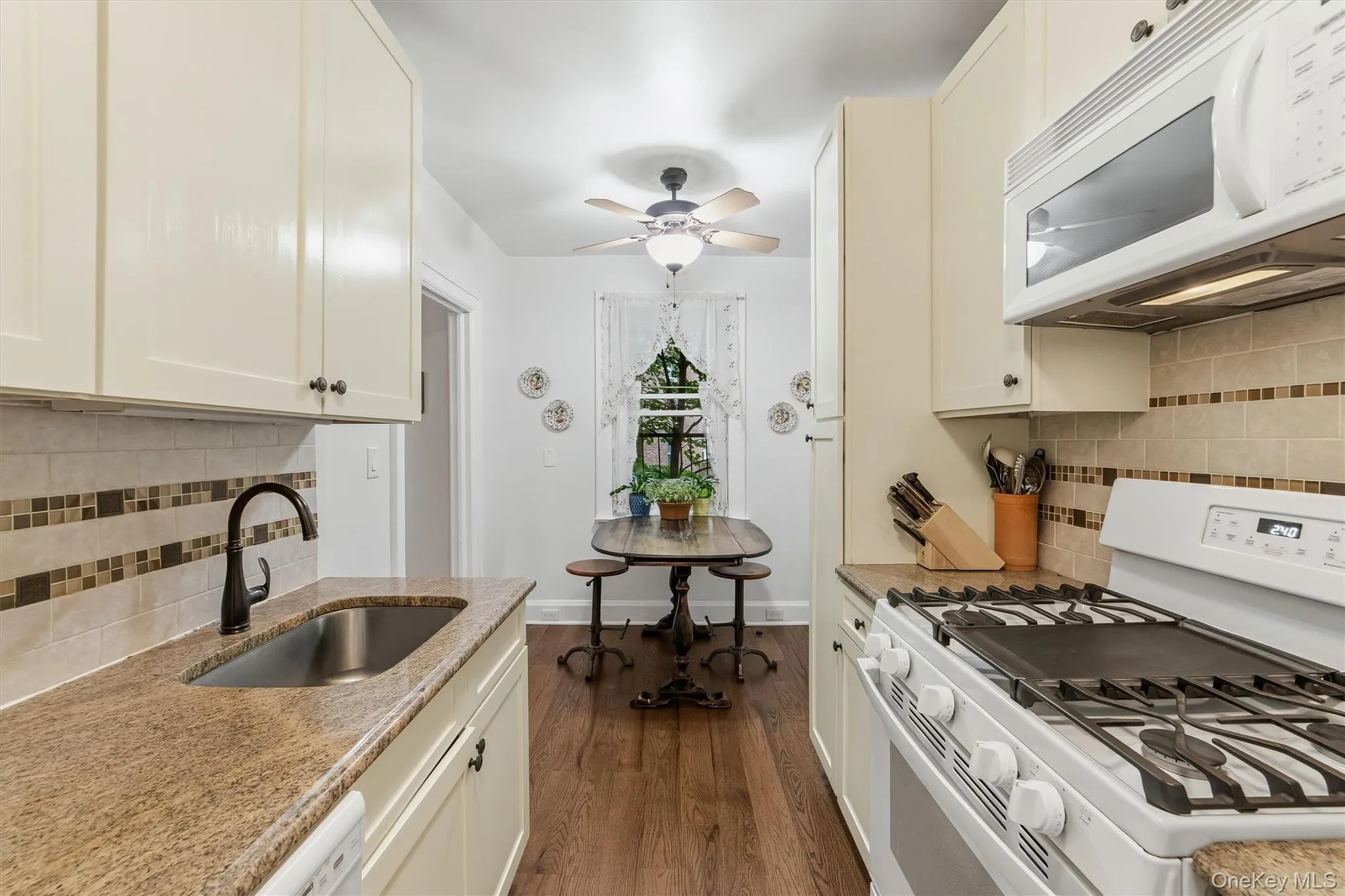 294 Bronxville Road, Yonkers, NY, 2 Bedrooms Bedrooms, 5 Rooms Rooms,1 BathroomBathrooms,Residential,For Rent,Bronxville,0,1024510 294 Bronxville Road, Yonkers, NY, 2 Bedrooms Bedrooms, 5 Rooms Rooms,1 BathroomBathrooms,Residential,For Rent,Bronxville,0,1024510