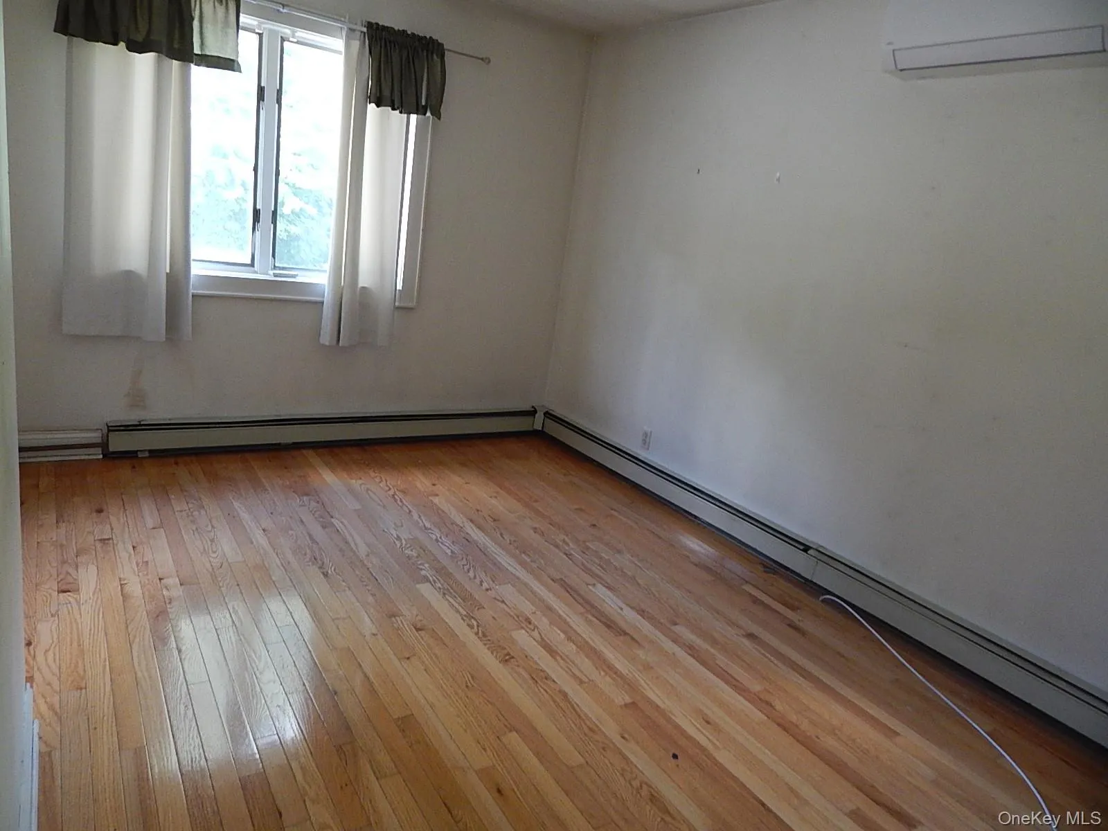 Gleaming finished oak floors. Gleaming finished oak floors.