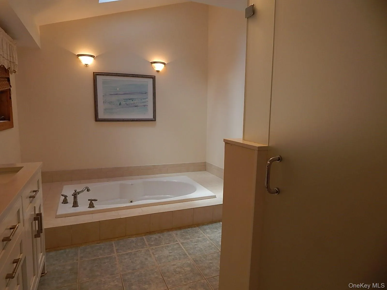 The primary bedroom has a spa bath with jacuzzi bathtub, shower, cathedral ceiling and skylight. The primary bedroom has a spa bath with jacuzzi bathtub, shower, cathedral ceiling and skylight.