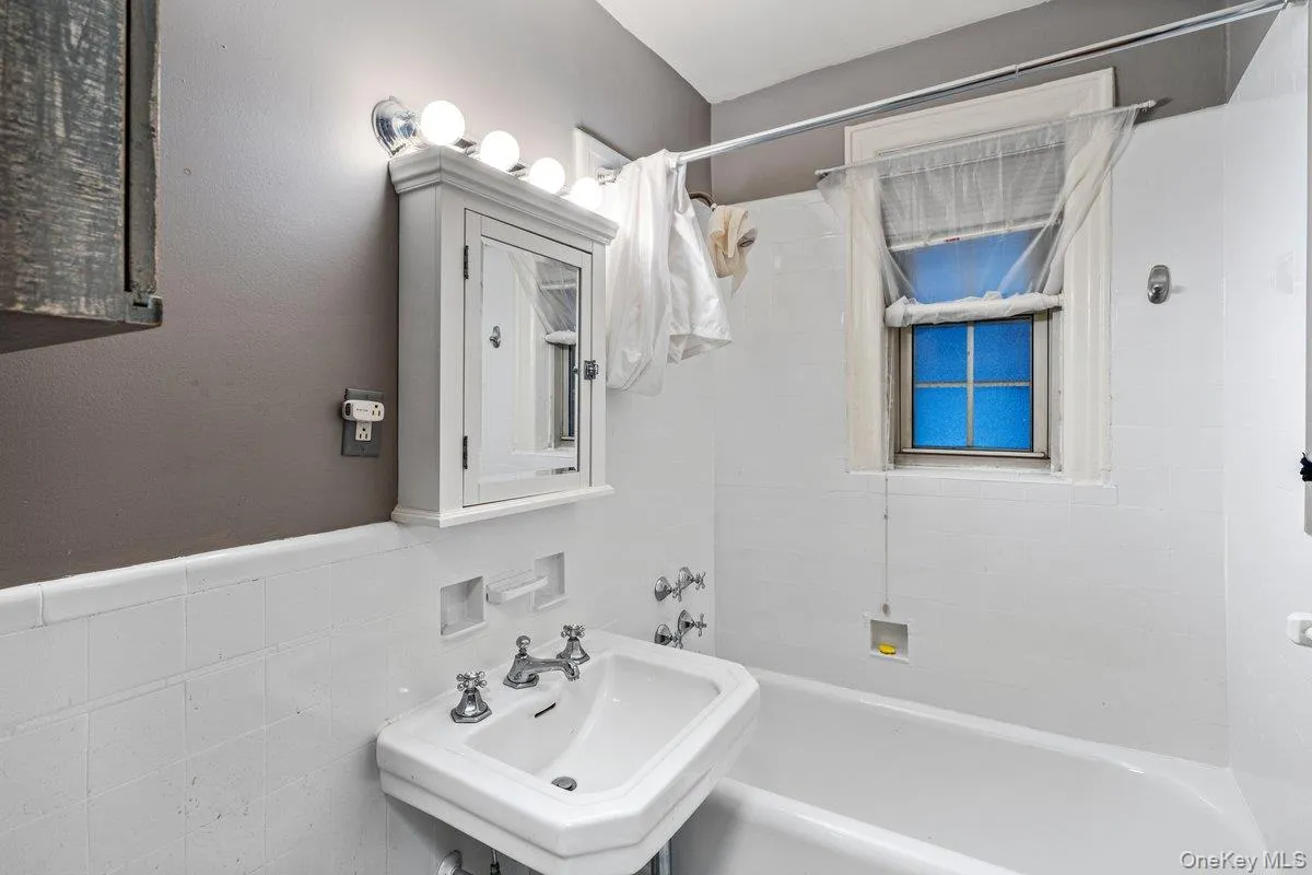 150 Burns Street, New York, NY, 2 Rooms Rooms,1 BathroomBathrooms,Residential,For Rent,Burns,0,1024551 150 Burns Street, New York, NY, 2 Rooms Rooms,1 BathroomBathrooms,Residential,For Rent,Burns,0,1024551