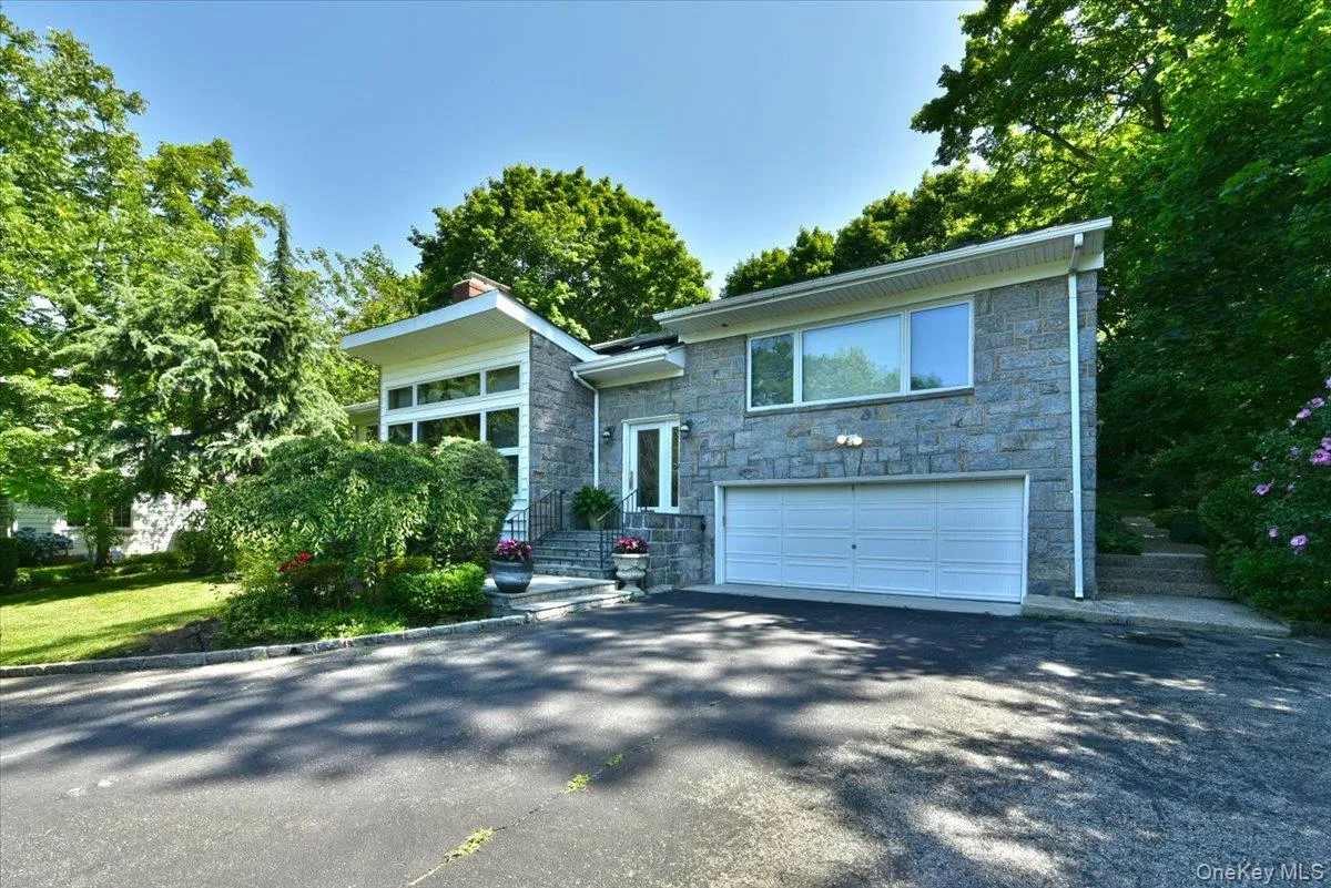 13 Vista Drive, North Hempstead, NY, 3 Bedrooms Bedrooms, 8 Rooms Rooms,2 BathroomsBathrooms,Residential,For Rent,Vista,0,1024575 13 Vista Drive, North Hempstead, NY, 3 Bedrooms Bedrooms, 8 Rooms Rooms,2 BathroomsBathrooms,Residential,For Rent,Vista,0,1024575