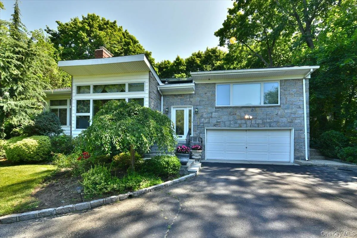13 Vista Drive, North Hempstead, NY, 3 Bedrooms Bedrooms, 8 Rooms Rooms,2 BathroomsBathrooms,Residential,For Rent,Vista,0,1024575 13 Vista Drive, North Hempstead, NY, 3 Bedrooms Bedrooms, 8 Rooms Rooms,2 BathroomsBathrooms,Residential,For Rent,Vista,0,1024575