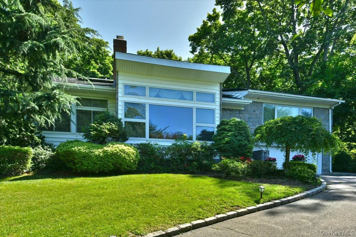 13 Vista Drive, North Hempstead, NY, 3 Bedrooms Bedrooms, 8 Rooms Rooms,2 BathroomsBathrooms,Residential,For Rent,Vista,0,1024575 13 Vista Drive, North Hempstead, NY, 3 Bedrooms Bedrooms, 8 Rooms Rooms,2 BathroomsBathrooms,Residential,For Rent,Vista,0,1024575