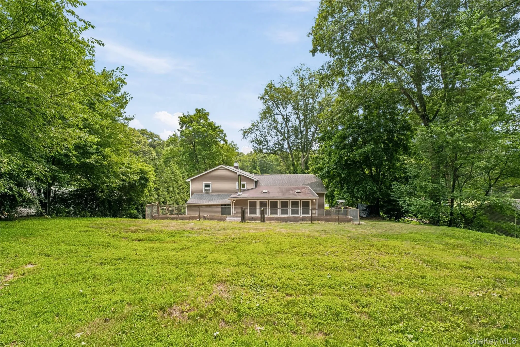 Great space in yard for pool or larger patio -- (septic fields are in front) Great space in yard for pool or larger patio -- (septic fields are in front)