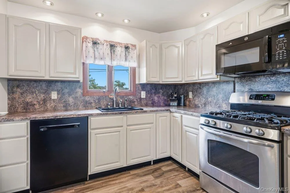 169 Wyona Avenue, Babylon, NY, 4 Bedrooms Bedrooms, 8 Rooms Rooms,2 BathroomsBathrooms,Residential,For Rent,Wyona,0,1024596 169 Wyona Avenue, Babylon, NY, 4 Bedrooms Bedrooms, 8 Rooms Rooms,2 BathroomsBathrooms,Residential,For Rent,Wyona,0,1024596