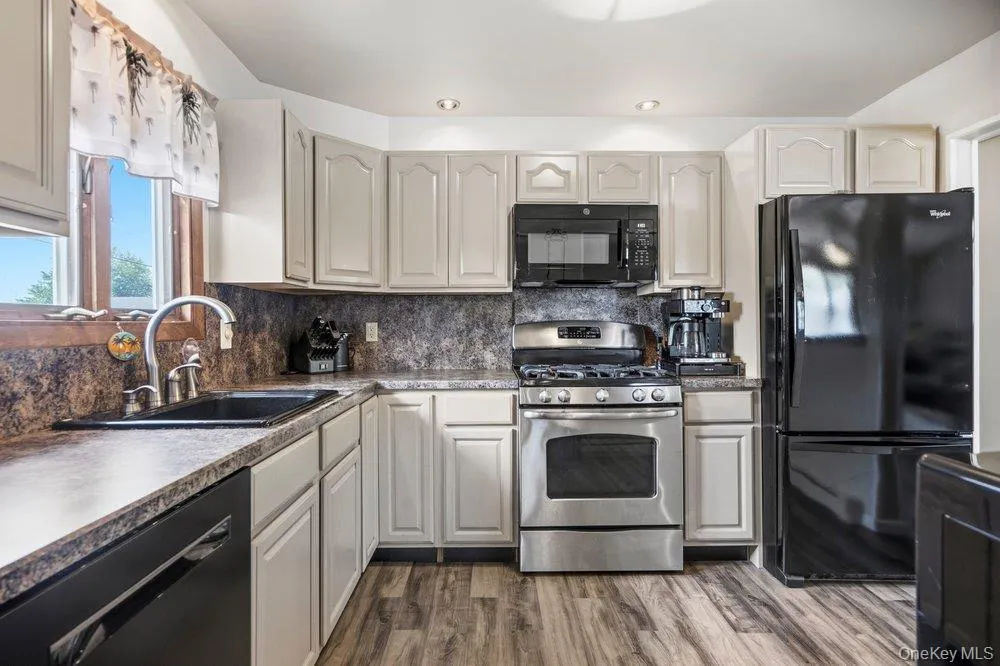 169 Wyona Avenue, Babylon, NY, 4 Bedrooms Bedrooms, 8 Rooms Rooms,2 BathroomsBathrooms,Residential,For Rent,Wyona,0,1024596 169 Wyona Avenue, Babylon, NY, 4 Bedrooms Bedrooms, 8 Rooms Rooms,2 BathroomsBathrooms,Residential,For Rent,Wyona,0,1024596