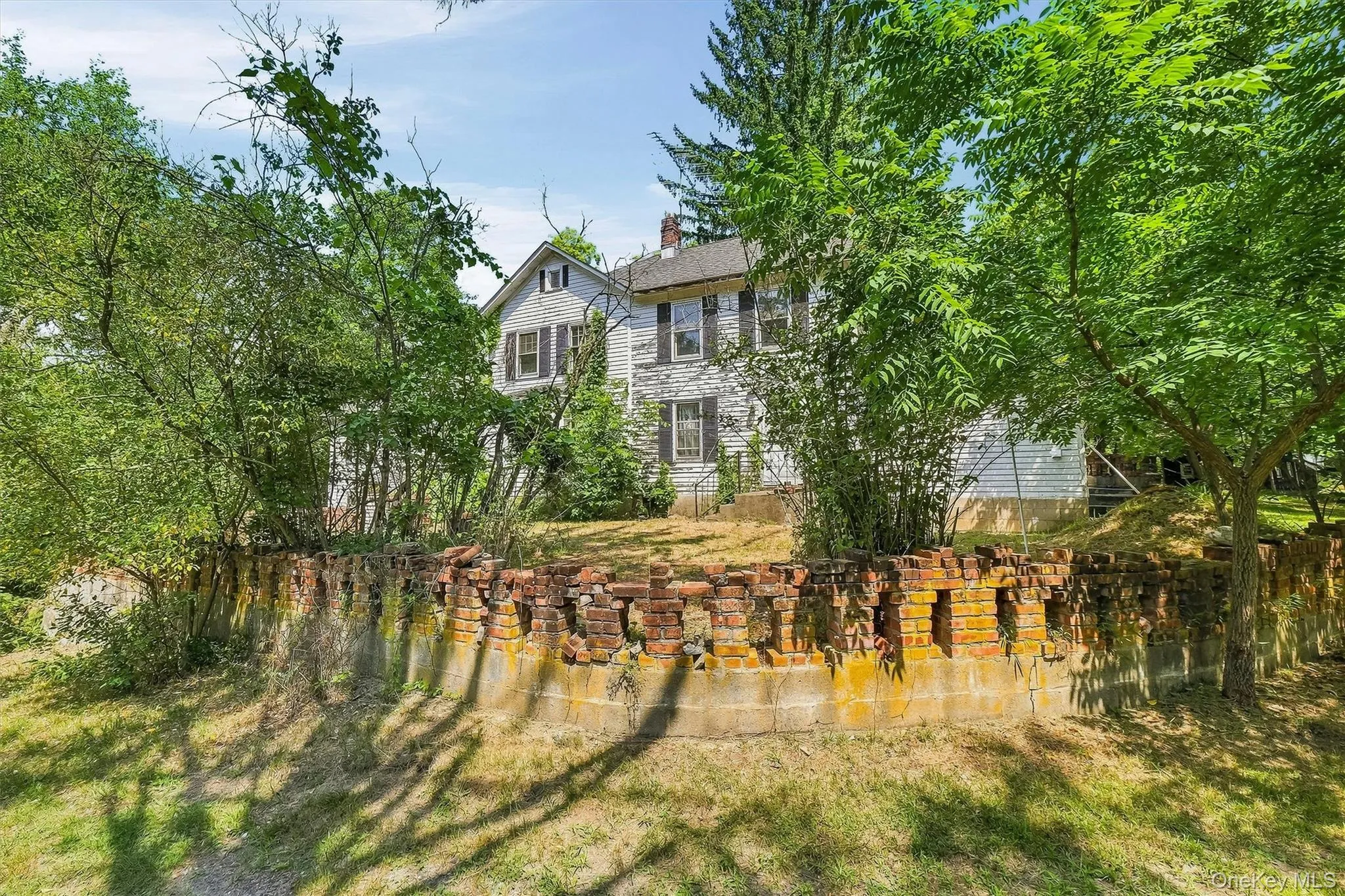 This home is waiting for some TLC to bring it back to it's glory This home is waiting for some TLC to bring it back to it's glory