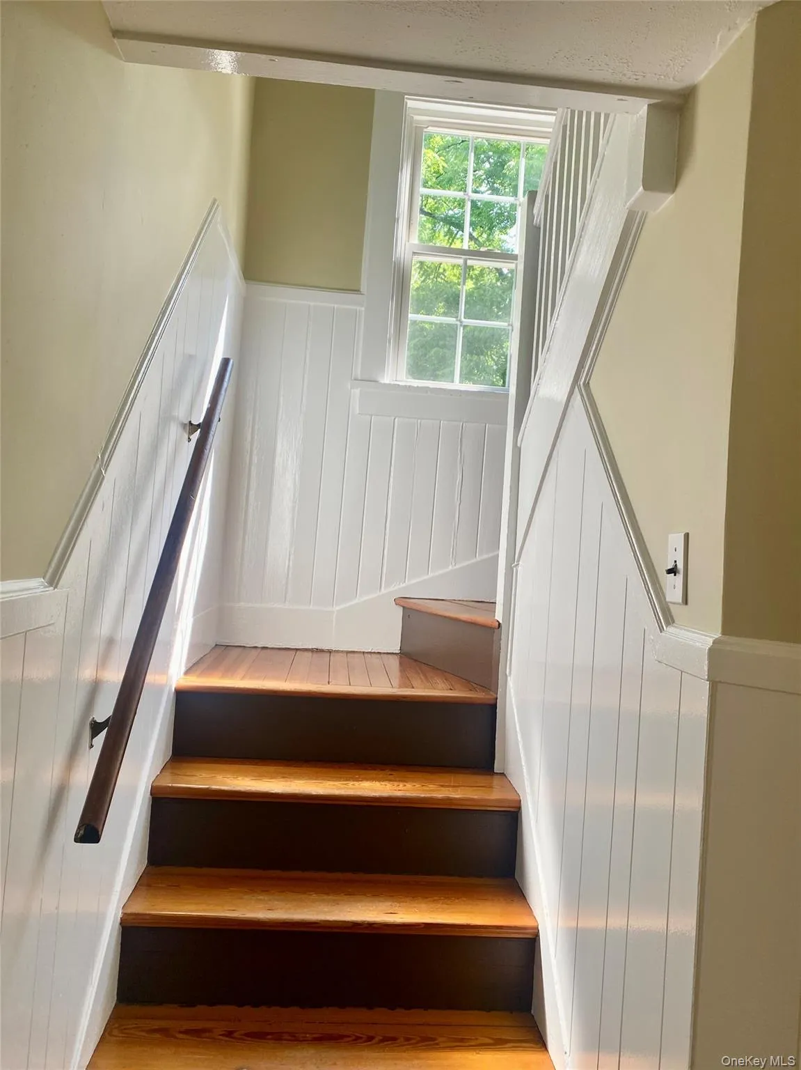 Stairs to the 3 bedrooms upstairs Stairs to the 3 bedrooms upstairs