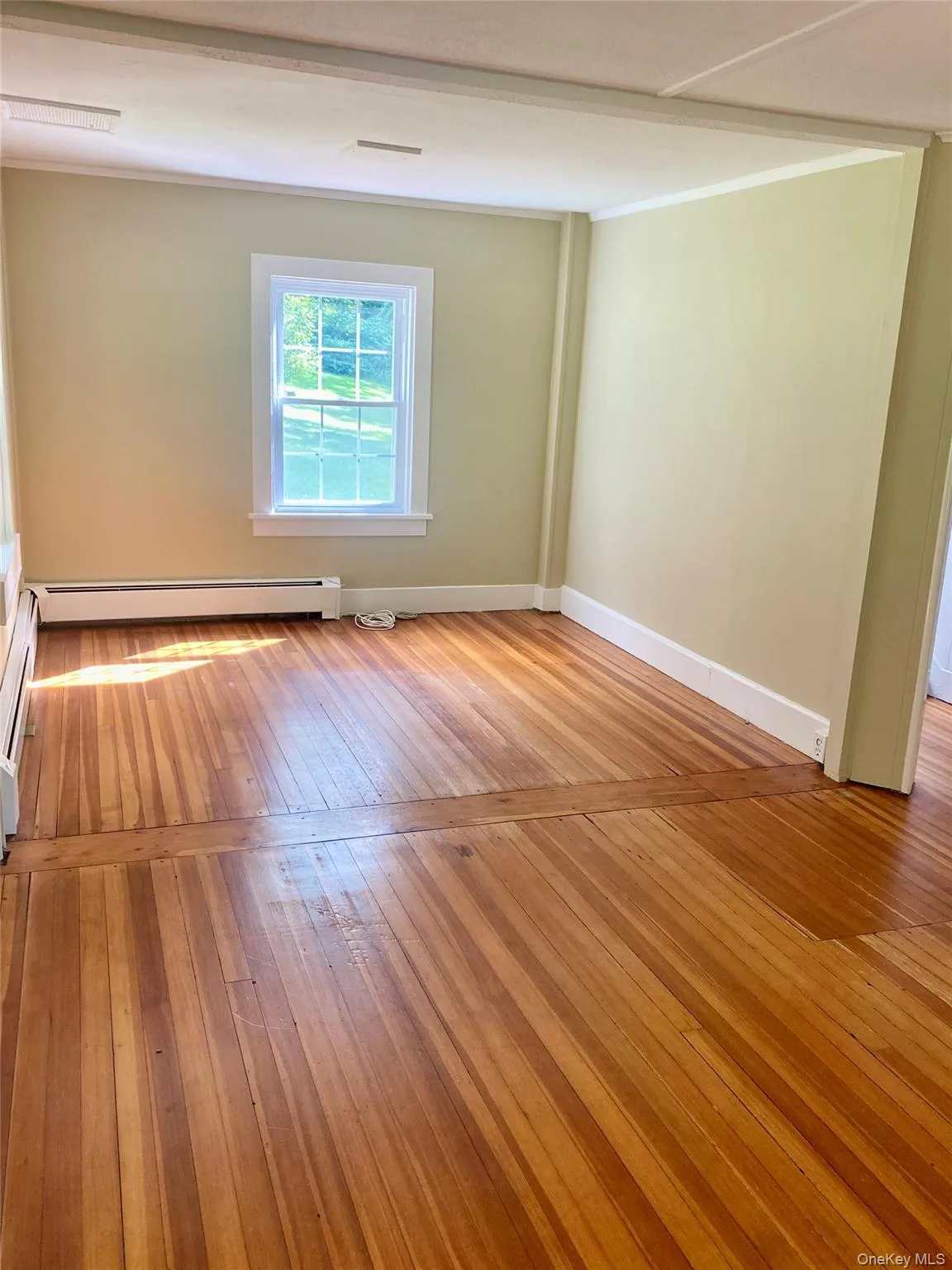 Freshly painted, professionally cleaned, just move right in! Freshly painted, professionally cleaned, just move right in!