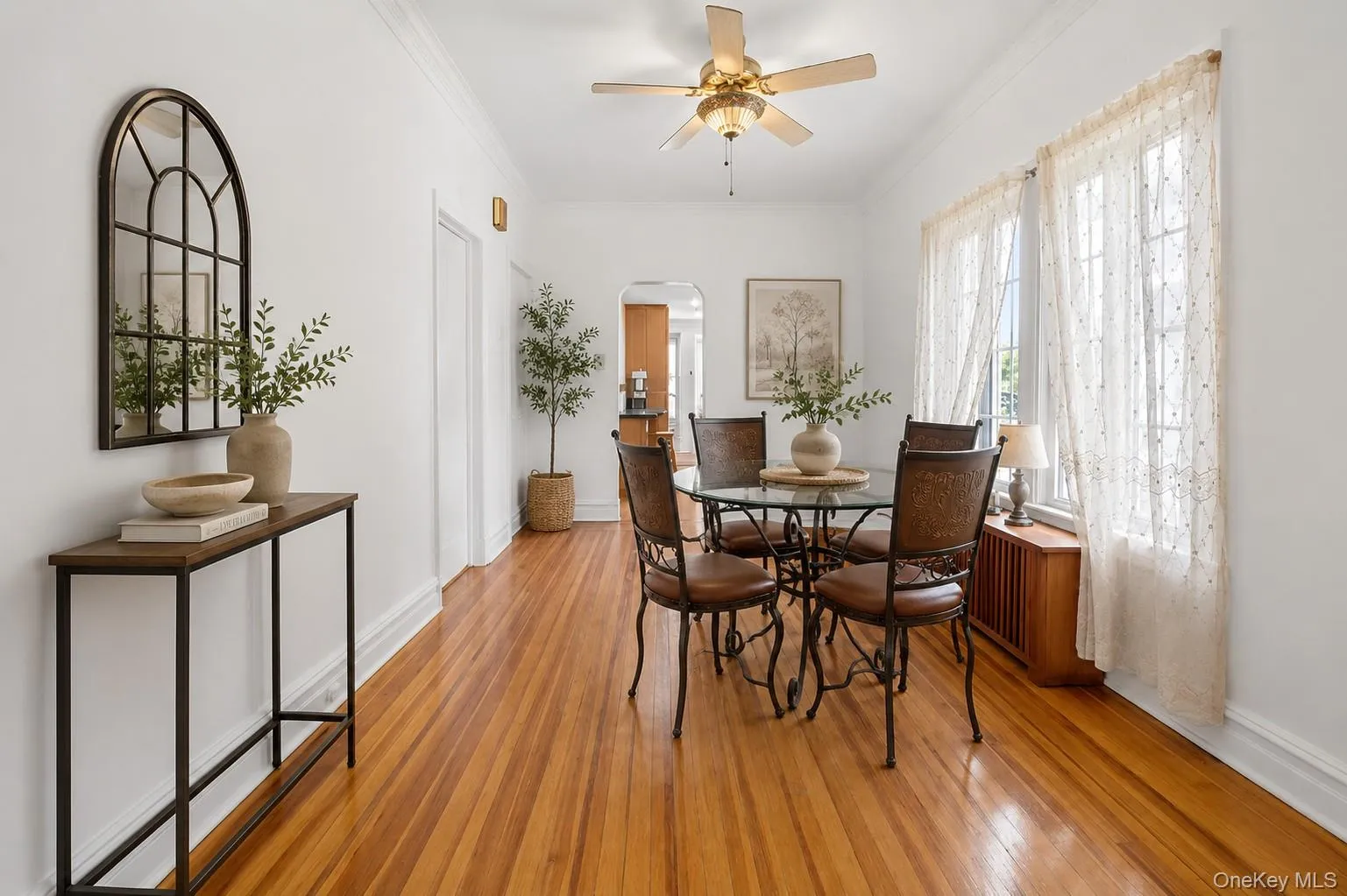 Virtually staged dining area Virtually staged dining area