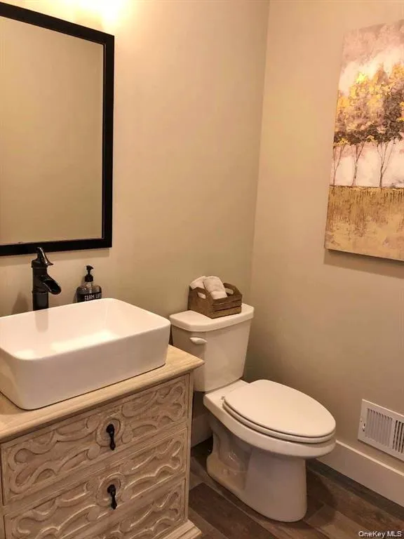 Designed for everyday convenience, the spacious bathroom combines style and functionality. Designed for everyday convenience, the spacious bathroom combines style and functionality.