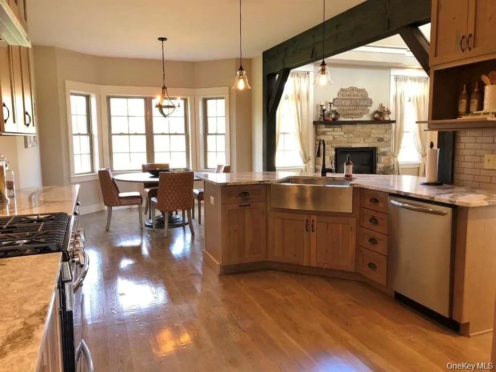Designed for everyday living and entertaining, the kitchen flows effortlessly into the adjacent dining area. Designed for everyday living and entertaining, the kitchen flows effortlessly into the adjacent dining area.
