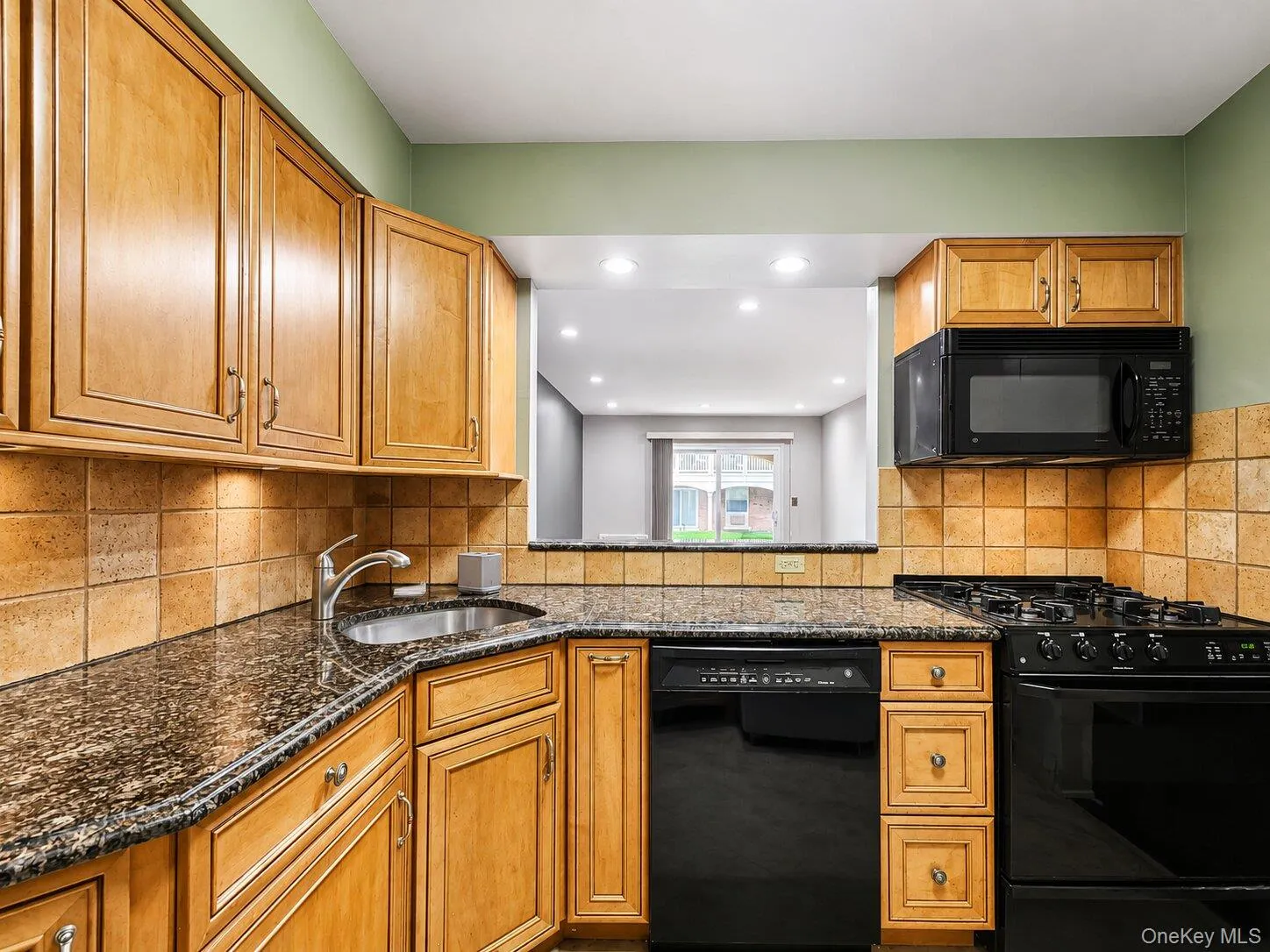 13-15 Estates Lane, New York, NY, 2 Bedrooms Bedrooms, 5 Rooms Rooms,1 BathroomBathrooms,Residential Lease,For Rent,Estates,0,1024640 13-15 Estates Lane, New York, NY, 2 Bedrooms Bedrooms, 5 Rooms Rooms,1 BathroomBathrooms,Residential Lease,For Rent,Estates,0,1024640