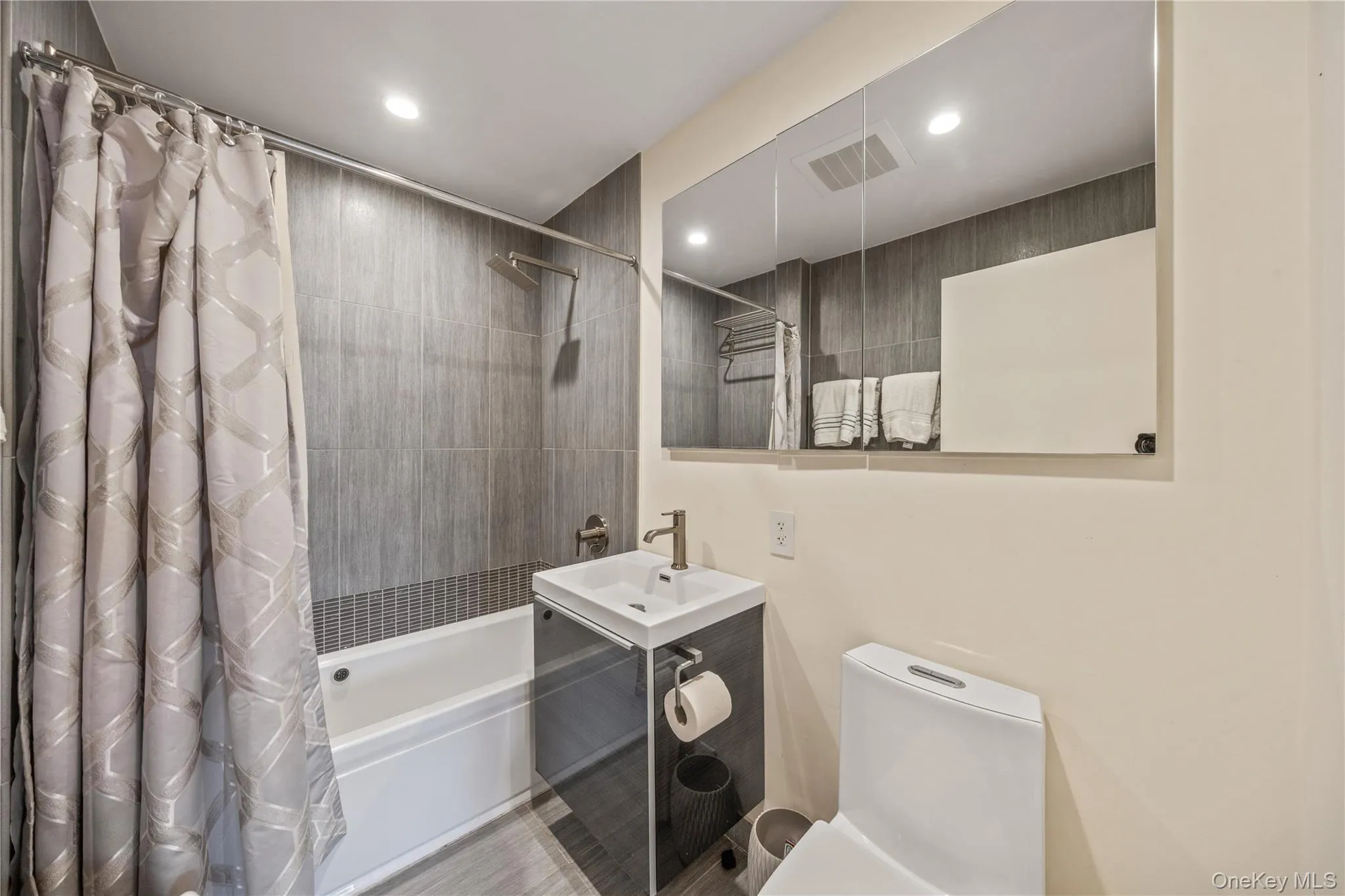 5-49 Borden Avenue, New York, NY, 2 Bedrooms Bedrooms, 4 Rooms Rooms,2 BathroomsBathrooms,Residential,For Rent,Borden,0,1024651 5-49 Borden Avenue, New York, NY, 2 Bedrooms Bedrooms, 4 Rooms Rooms,2 BathroomsBathrooms,Residential,For Rent,Borden,0,1024651