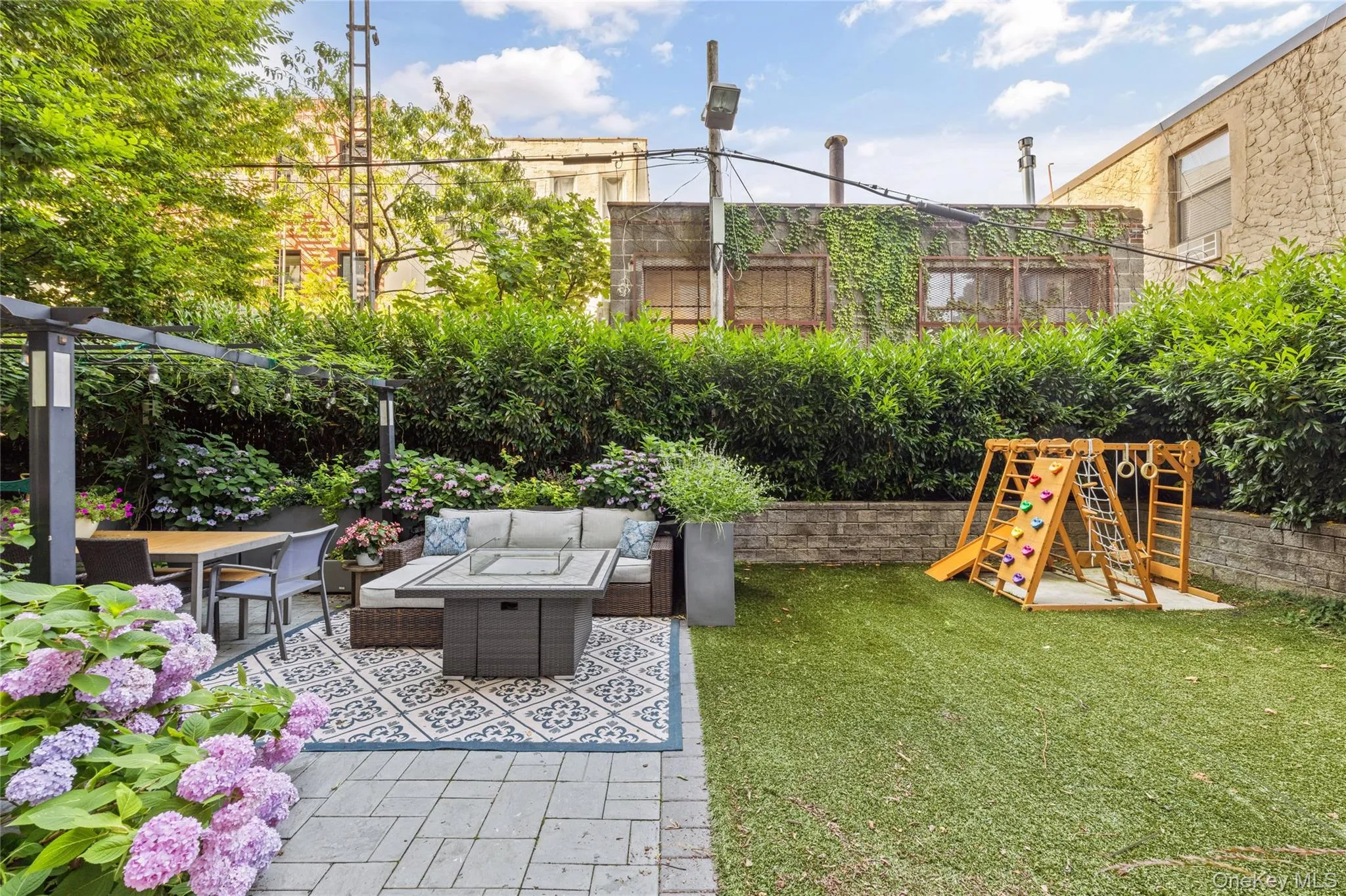 5-49 Borden Avenue, New York, NY, 2 Bedrooms Bedrooms, 4 Rooms Rooms,2 BathroomsBathrooms,Residential,For Rent,Borden,0,1024651 5-49 Borden Avenue, New York, NY, 2 Bedrooms Bedrooms, 4 Rooms Rooms,2 BathroomsBathrooms,Residential,For Rent,Borden,0,1024651