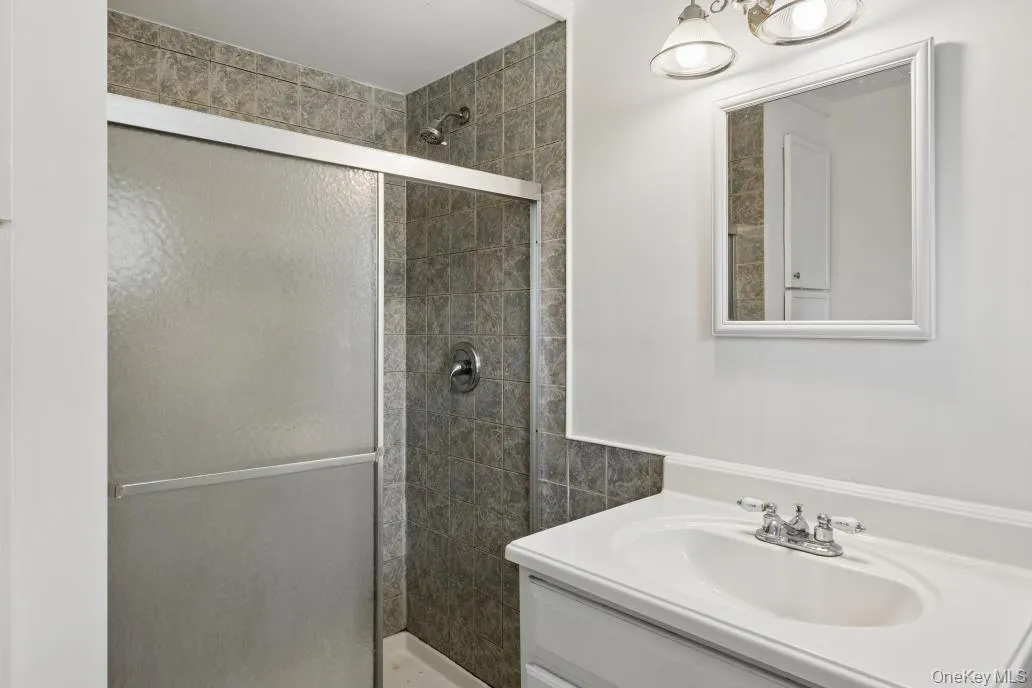 Full bath w/shower Full bath w/shower