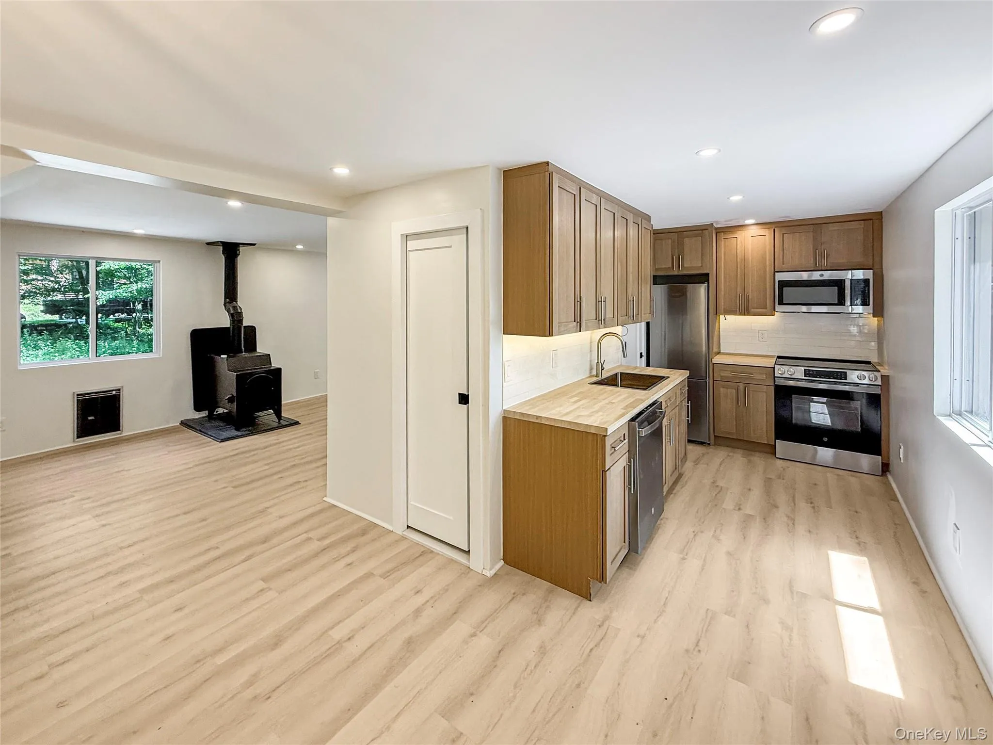 9 Lake Drive, Rockland, NY, 4 Bedrooms Bedrooms, 6 Rooms Rooms,1 BathroomBathrooms,Residential,For Rent,Lake,0,1024679 9 Lake Drive, Rockland, NY, 4 Bedrooms Bedrooms, 6 Rooms Rooms,1 BathroomBathrooms,Residential,For Rent,Lake,0,1024679