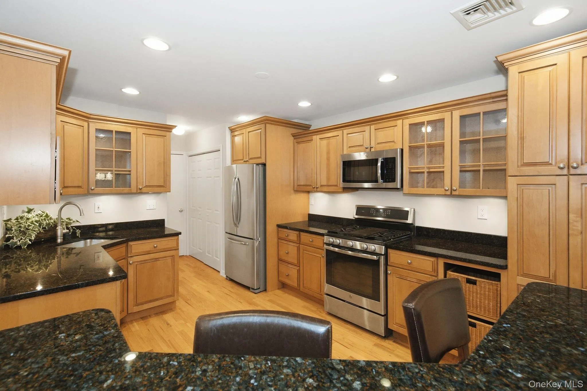 Breakfast bar adds casual seating and additional prep space. Breakfast bar adds casual seating and additional prep space.