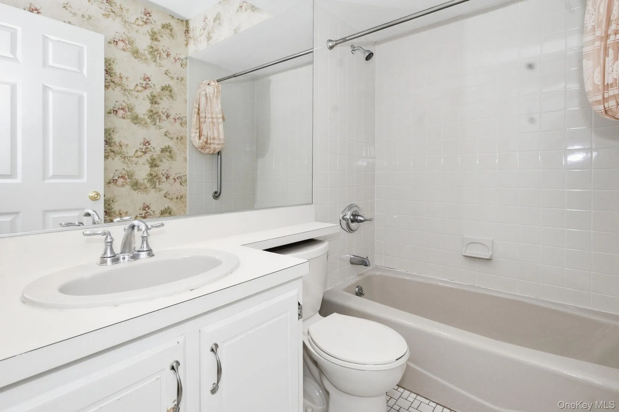 Second en suite bath features a tub/shower combination and oversized vanity mirror. Second en suite bath features a tub/shower combination and oversized vanity mirror.