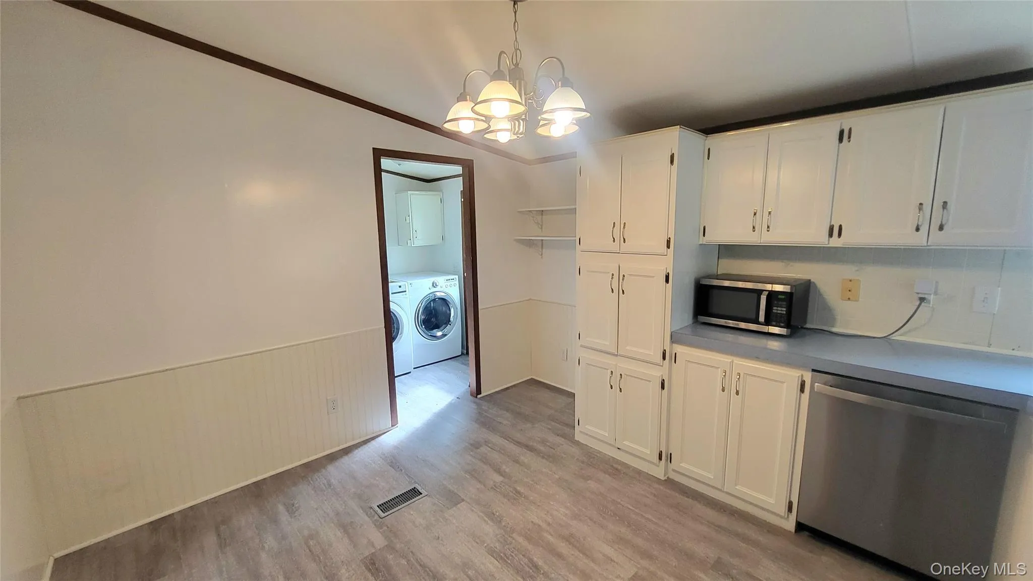 Has Entry Into Laundry Room Has Entry Into Laundry Room