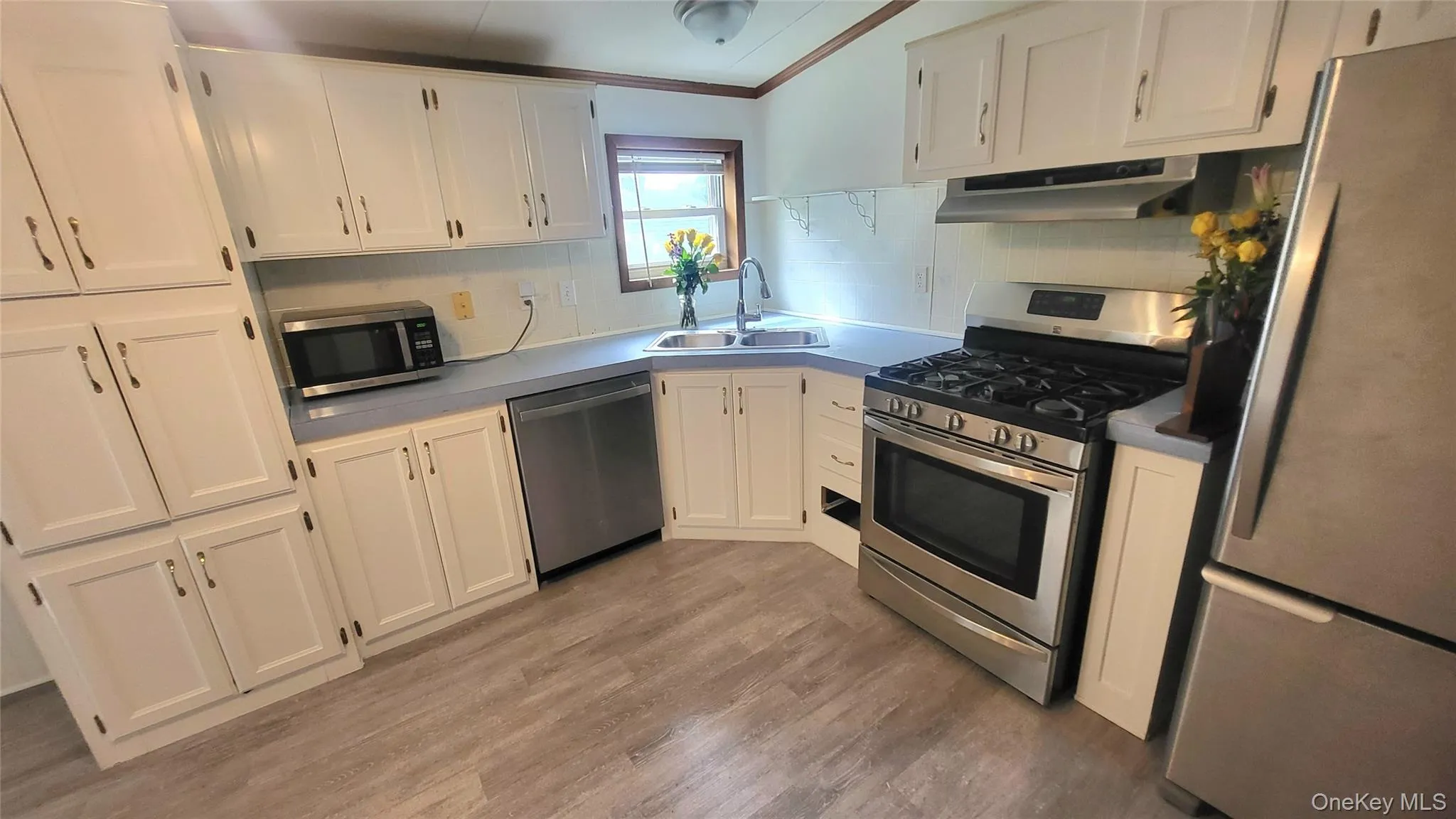 w/Stainless Steel Appliances w/Stainless Steel Appliances