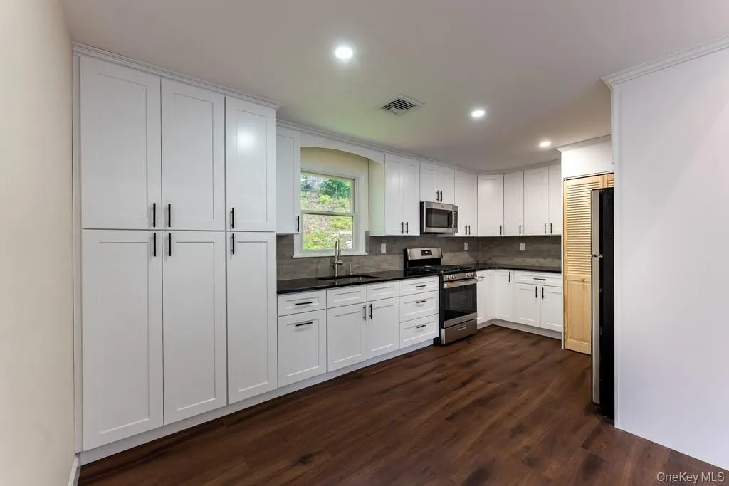 745 Peekskill Hollow Road, Putnam Valley, NY, 3 Bedrooms Bedrooms, 5 Rooms Rooms,2 BathroomsBathrooms,Residential Lease,For Rent,Peekskill Hollow,0,1024755 745 Peekskill Hollow Road, Putnam Valley, NY, 3 Bedrooms Bedrooms, 5 Rooms Rooms,2 BathroomsBathrooms,Residential Lease,For Rent,Peekskill Hollow,0,1024755