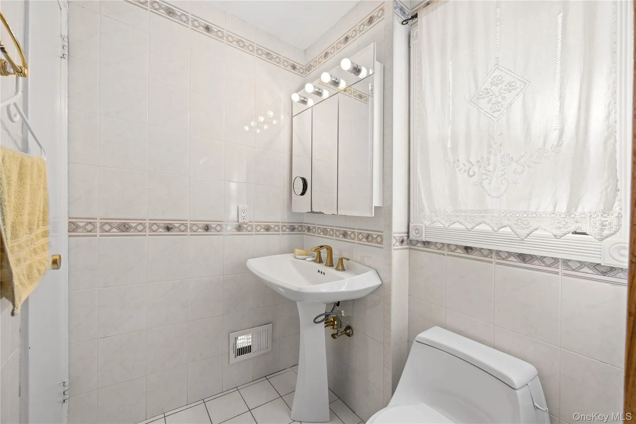 81 Avondale Road, Yonkers, NY, 4 Bedrooms Bedrooms, 11 Rooms Rooms,3 BathroomsBathrooms,Residential,For Rent,Avondale,0,1024756 81 Avondale Road, Yonkers, NY, 4 Bedrooms Bedrooms, 11 Rooms Rooms,3 BathroomsBathrooms,Residential,For Rent,Avondale,0,1024756