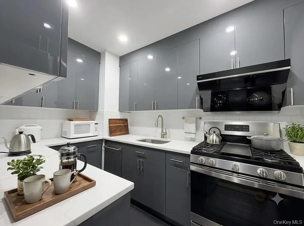 87-10 51 Avenue, New York, NY, 3 Bedrooms Bedrooms, 6 Rooms Rooms,2 BathroomsBathrooms,Residential,For Rent,51,0,1024764 87-10 51 Avenue, New York, NY, 3 Bedrooms Bedrooms, 6 Rooms Rooms,2 BathroomsBathrooms,Residential,For Rent,51,0,1024764