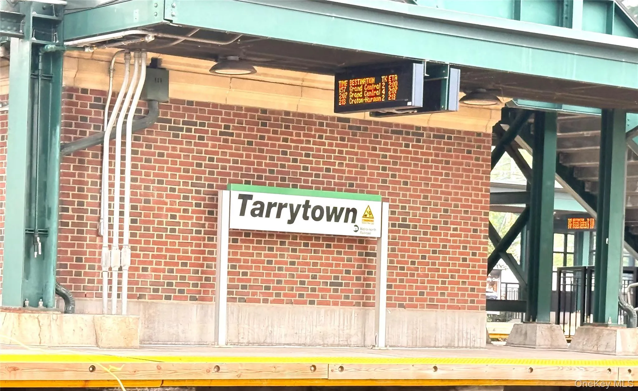 Conveniently located near the Tarrytown Metro-North Station, offering easy access to New York City. Conveniently located near the Tarrytown Metro-North Station, offering easy access to New York City.
