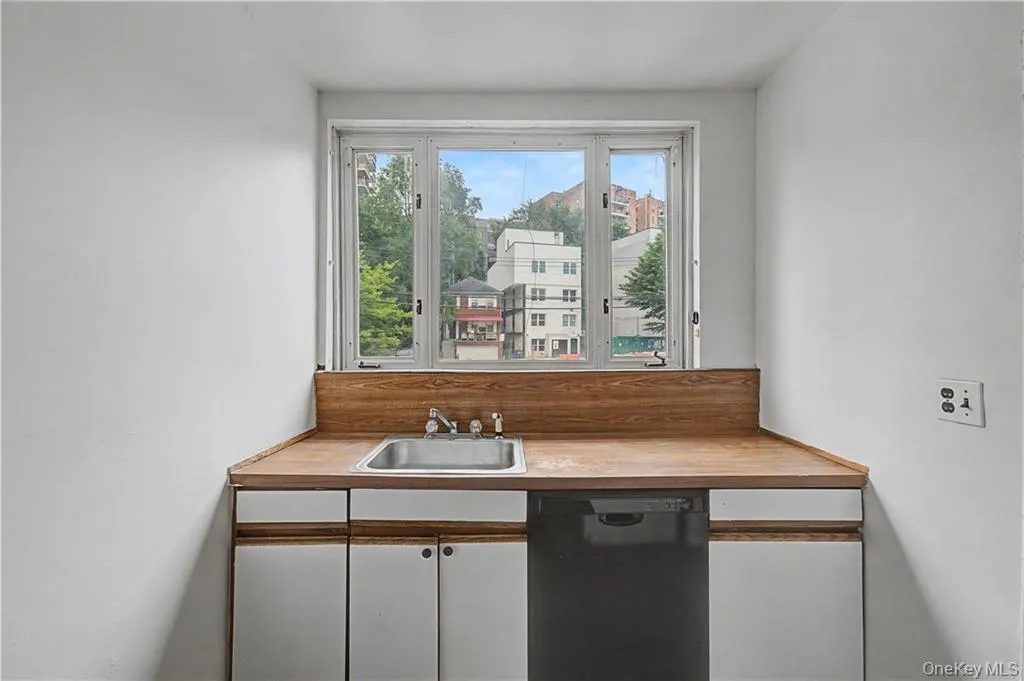 138 Van Cortlandt Park, New York, NY, 3 Bedrooms Bedrooms, 6 Rooms Rooms,2 BathroomsBathrooms,Residential,For Rent,Van Cortlandt,0,1024842 138 Van Cortlandt Park, New York, NY, 3 Bedrooms Bedrooms, 6 Rooms Rooms,2 BathroomsBathrooms,Residential,For Rent,Van Cortlandt,0,1024842