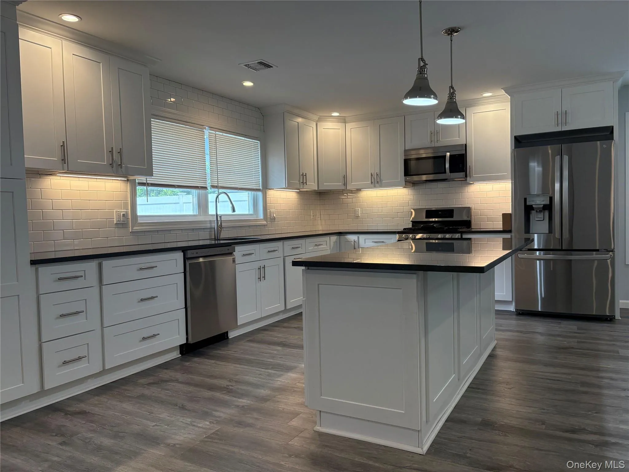 17B Dunes Lane, North Hempstead, NY, 3 Bedrooms Bedrooms, 6 Rooms Rooms,2 BathroomsBathrooms,Residential Lease,For Rent,Dunes,0,1024877 17B Dunes Lane, North Hempstead, NY, 3 Bedrooms Bedrooms, 6 Rooms Rooms,2 BathroomsBathrooms,Residential Lease,For Rent,Dunes,0,1024877